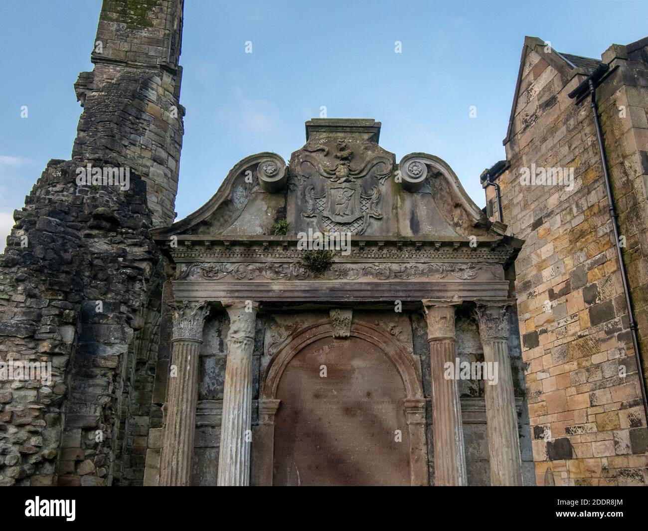 Kilwinning, Schottland, Großbritannien. 22. November 2020: Der Friedhof im Kilwinning Abbey Friedhof. Stockfoto