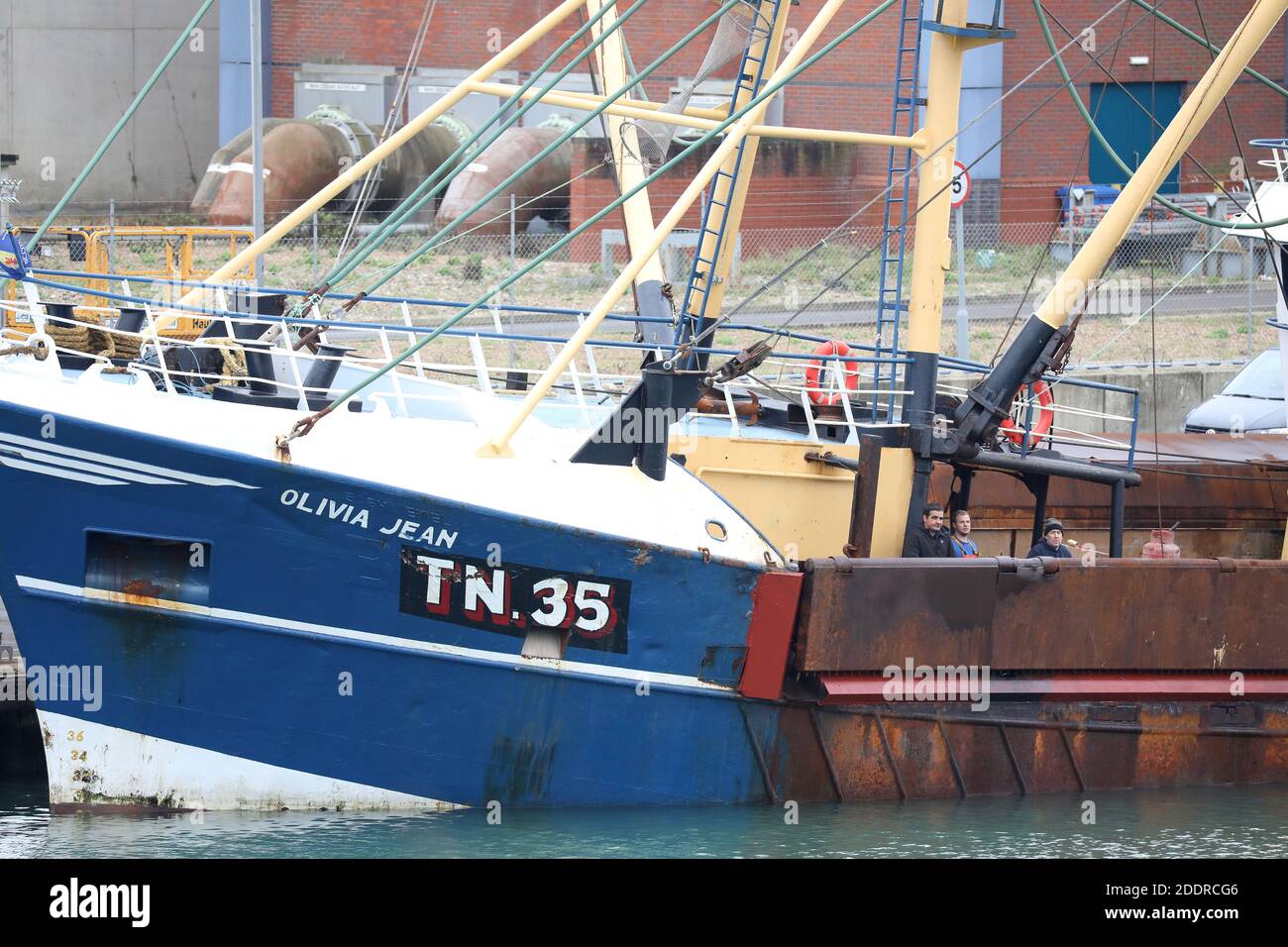 Datei Foto vom 26. November 2020 zwei Männer wurden wegen des Verdachts der modernen Sklaverei verhaftet, nachdem fünf Personen von der Olivia Jean am 4. November 2020 geborgen wurden.die Polizei wurde nach Shoreham Harbour gerufen, nachdem Bedenken bezüglich des Wohlergehens von fünf Männern an Bord des Schiffes geäußert wurden. Eine Untersuchung dieses Vorfalls wurde nun eingeleitet, und zwei Männer wurden im Zusammenhang mit Sklavendelikten verhaftet. Stockfoto