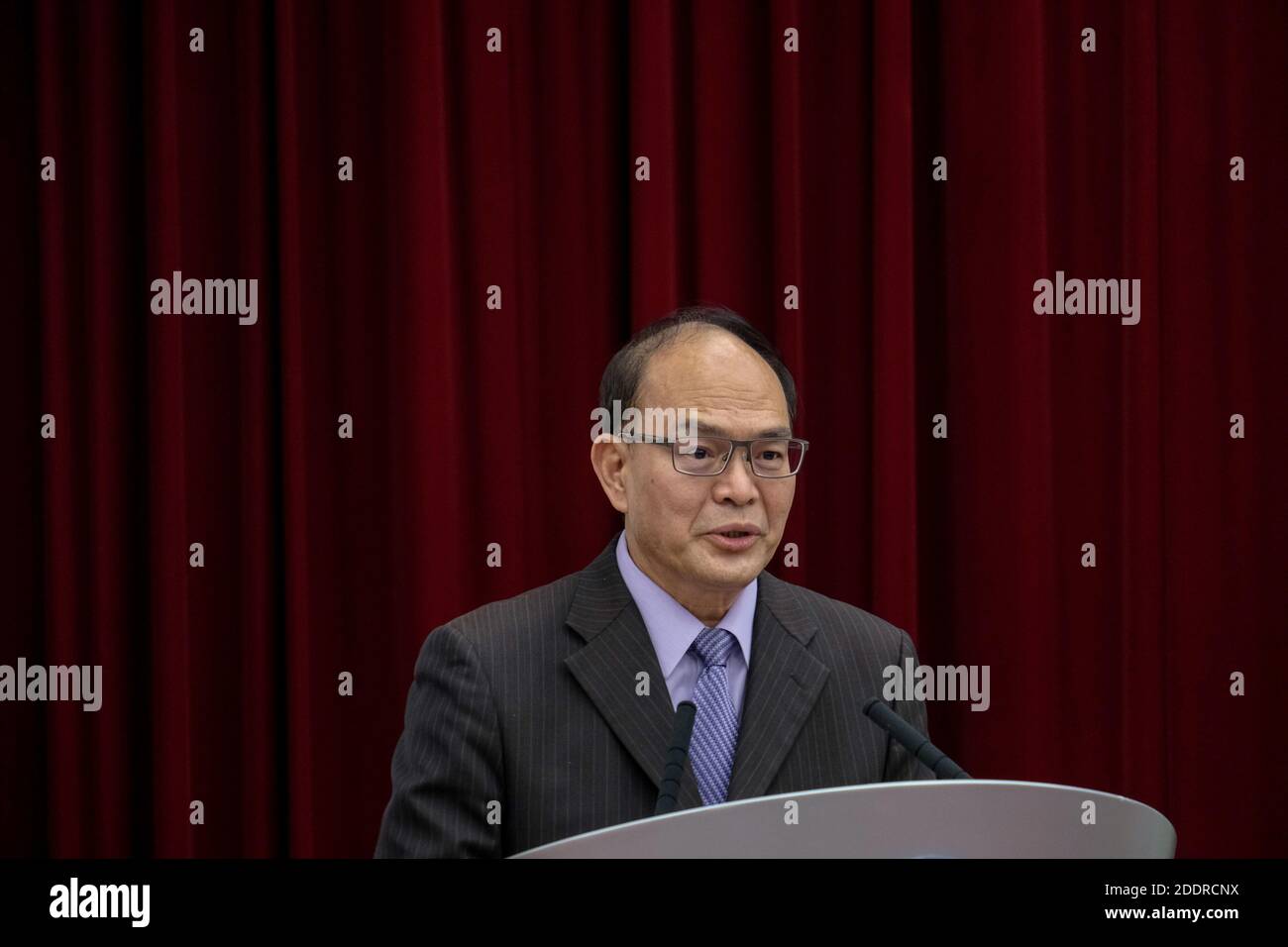 Harry Ho-jen Tseng, Unterstaatssekretär des Außenministeriums Taiwans während der Pressekonferenz Pressekonferenz zur internationalen Einführung des Taiwan-französischen Programms "das Internationale Praktikumsprogramm" (VIE). Taipeh, Taiwan. 26. November 2020. Harry Ho-jen Tseng, sous-secretaire du ministere des Affaires etrangeres de Taiwan lors de la Conference de Presse sur le lancement international du Program Taiwan-France du Volontariat international en entreprise (VIE). Taipeh, Taiwan. 26. November 2020 (Foto: Walid Berrazeg/Sipa USA) Stockfoto