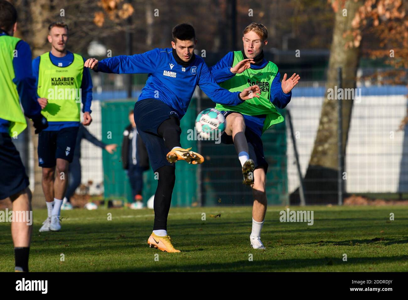 Marvin Wanitzek (KSC) im Duell mit Tim Breithaupt (KSC). GES/Fußball/2. Bundesliga: Karlsruher SC - Training, 11/26/2020 Fußball: 2. Bundesliga: KSC vs Team, Karlsruhe, 26. November 2020 Stockfoto