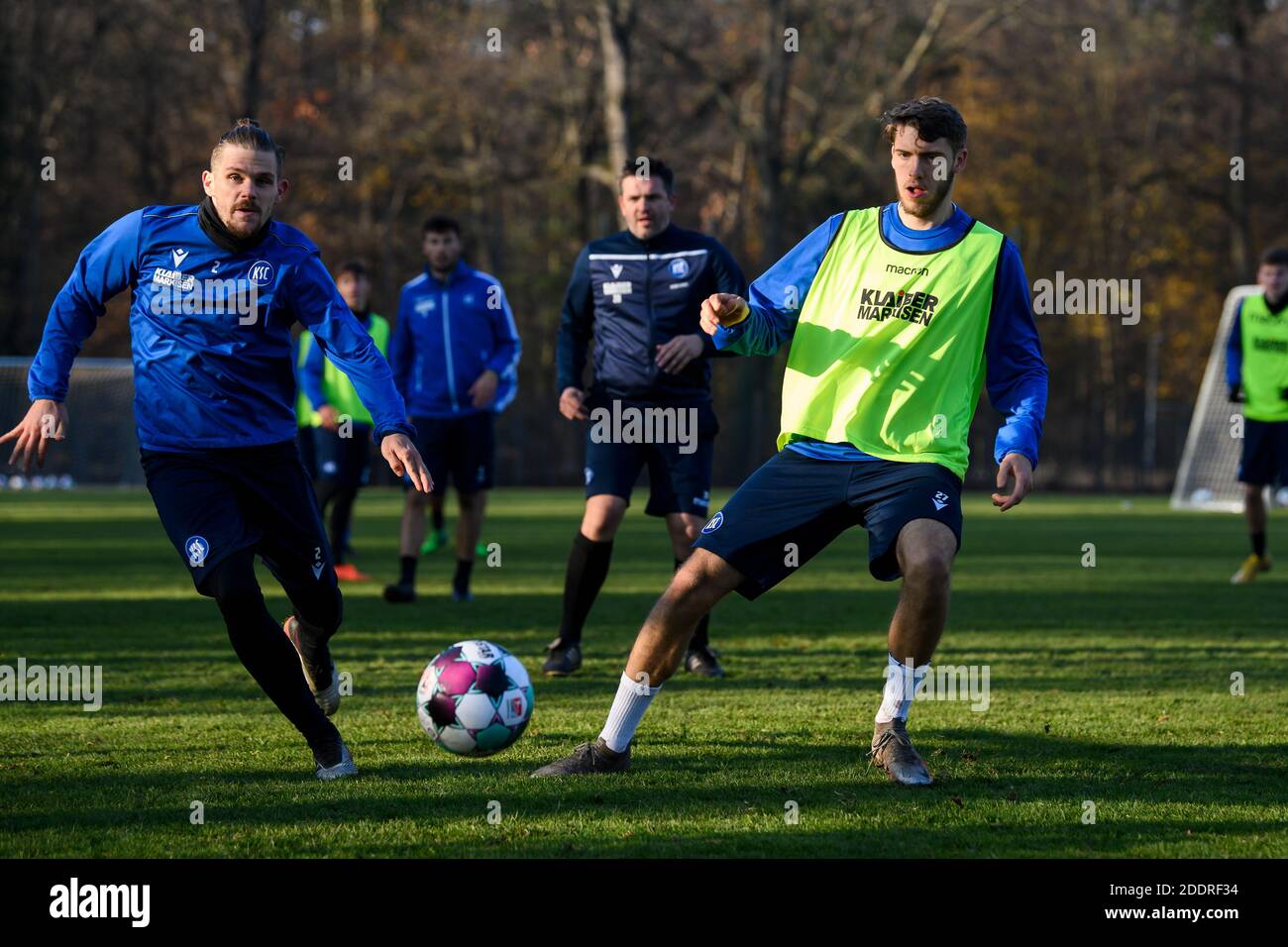 Sebastian Jung (KSC) im Duell mit Marlon Dinger (KSC). GES/Fußball/2. Bundesliga: Karlsruher SC - Training, 11/26/2020 Fußball: 2. Bundesliga: KSC vs Team, Karlsruhe, 26. November 2020 Stockfoto
