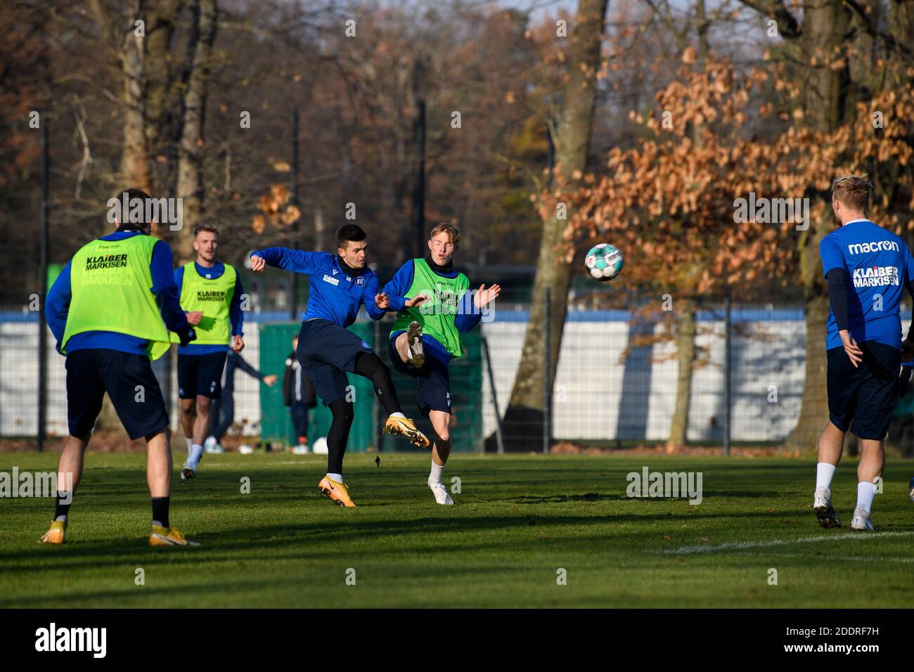 Marvin Wanitzek (KSC) im Duell mit Tim Breithaupt (KSC). GES/Fußball/2. Bundesliga: Karlsruher SC - Training, 11/26/2020 Fußball: 2. Bundesliga: KSC vs Team, Karlsruhe, 26. November 2020 Stockfoto