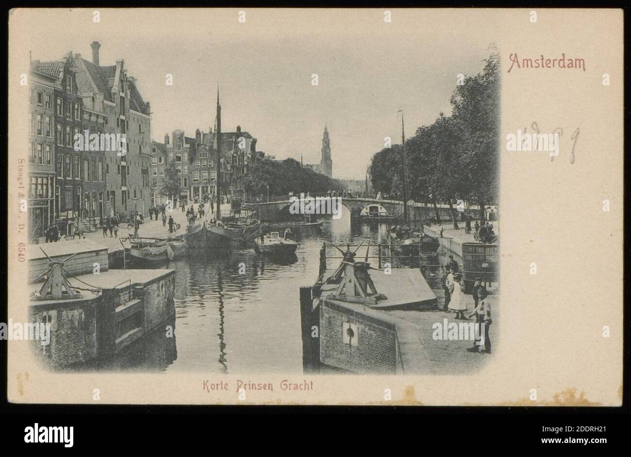 Korte Prinsengracht und Eenhoornsluis. In het midden de kruising met de Brouwersgracht en op de achtergrond de Westertoren, Stockfoto