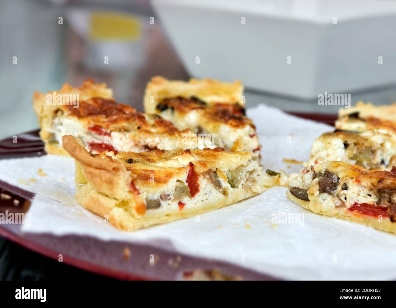 Hausgemachte gesunde Quiche mit gebratenem Gemüse und Quark Stockfoto
