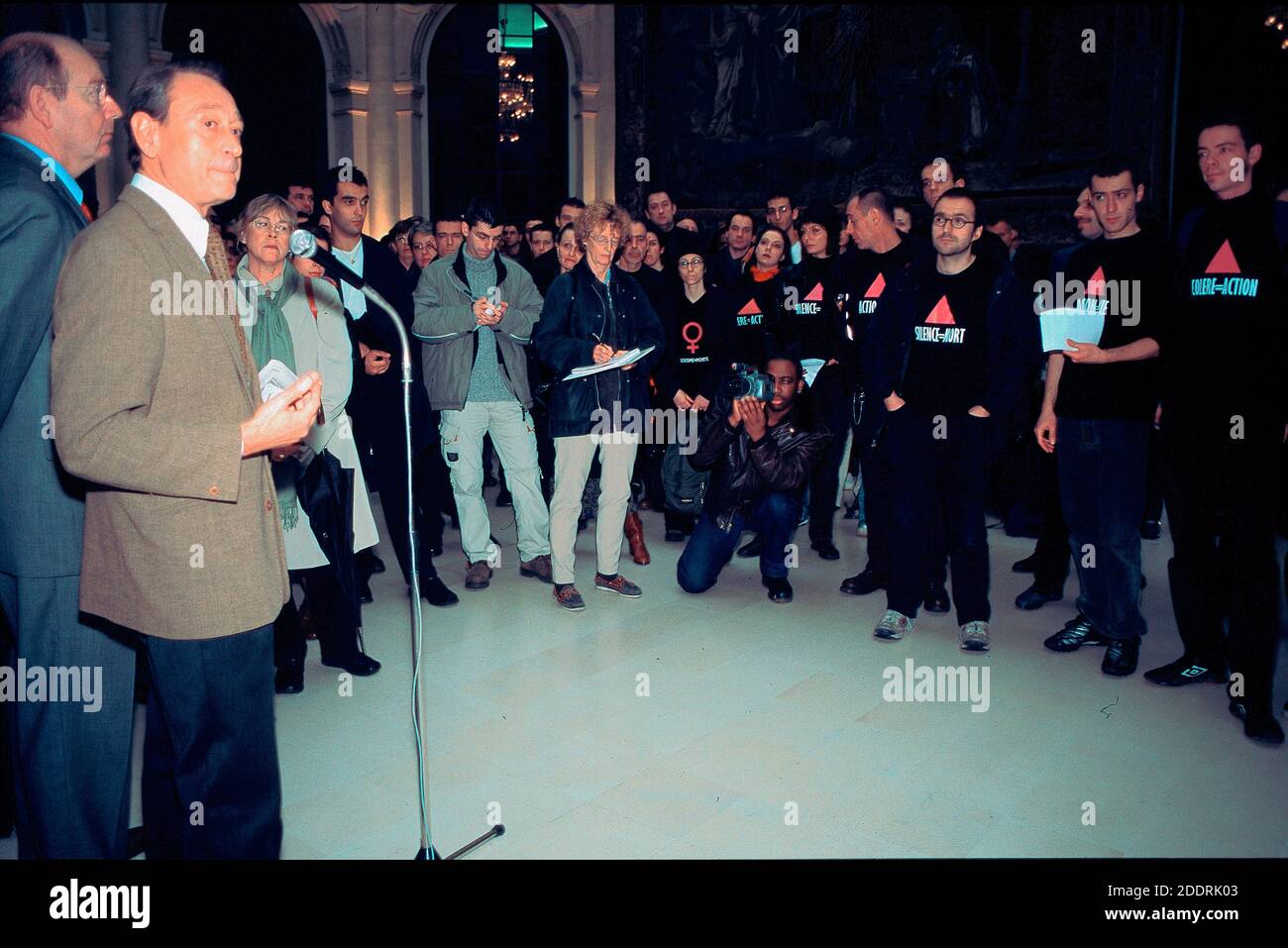 Paris, Frankreich, große Menschenmenge, AIDS-Aktivisten, Act Up Paris Action im Hotel de Ville, 1. Dezember 'World AIDS Day' Veranstaltungen, Bürgermeister Delanoie spricht mit der Öffentlichkeit, traurige Menge, junger Aktivismus, Herausforderungen der öffentlichen Gesundheit, franzosen in hiv AIDS AIDS AIDS AIDS Stockfoto