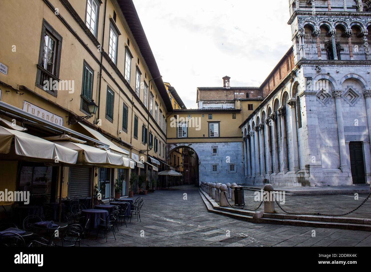 Lucca, Italien - 9. Juli 2017: Blick auf traditionelle alte Gebäude und San Michele in Foro Kirche in der Altstadt von Lucca Stockfoto