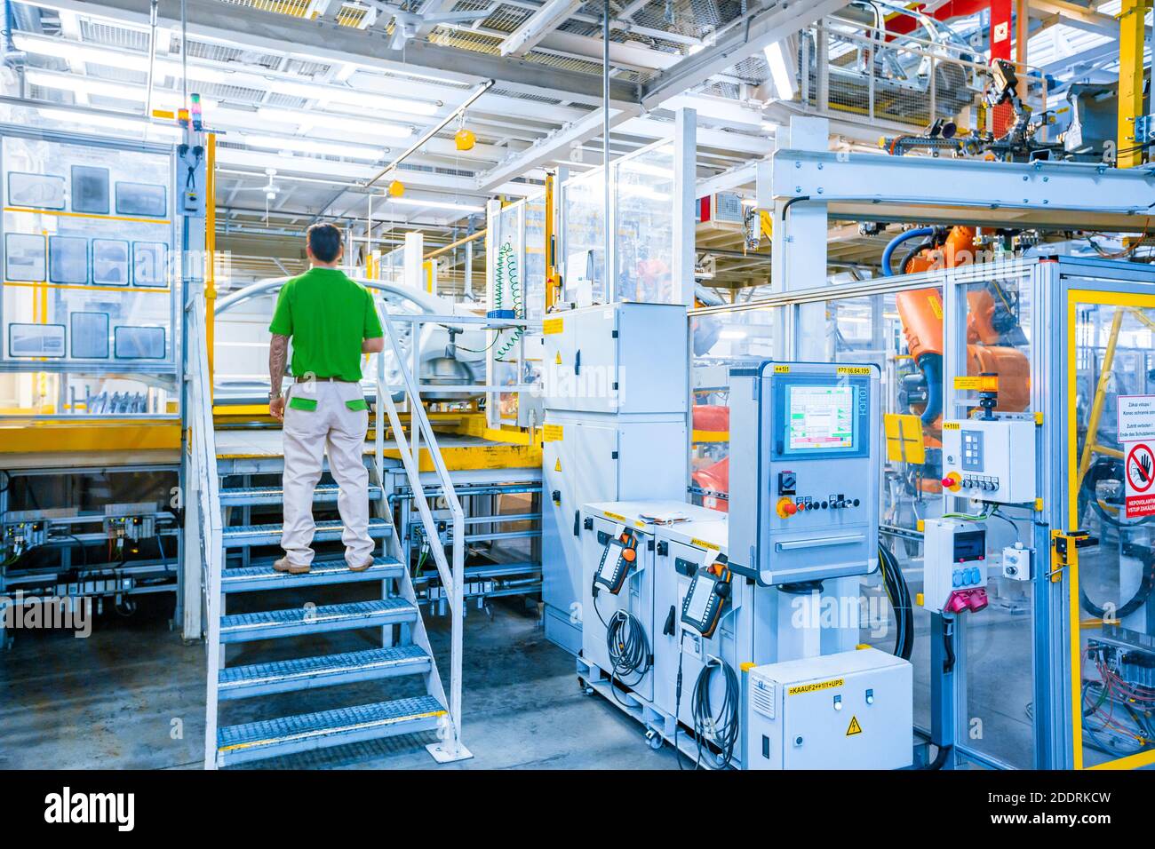 Arbeiter in einer Autofabrik Stockfoto