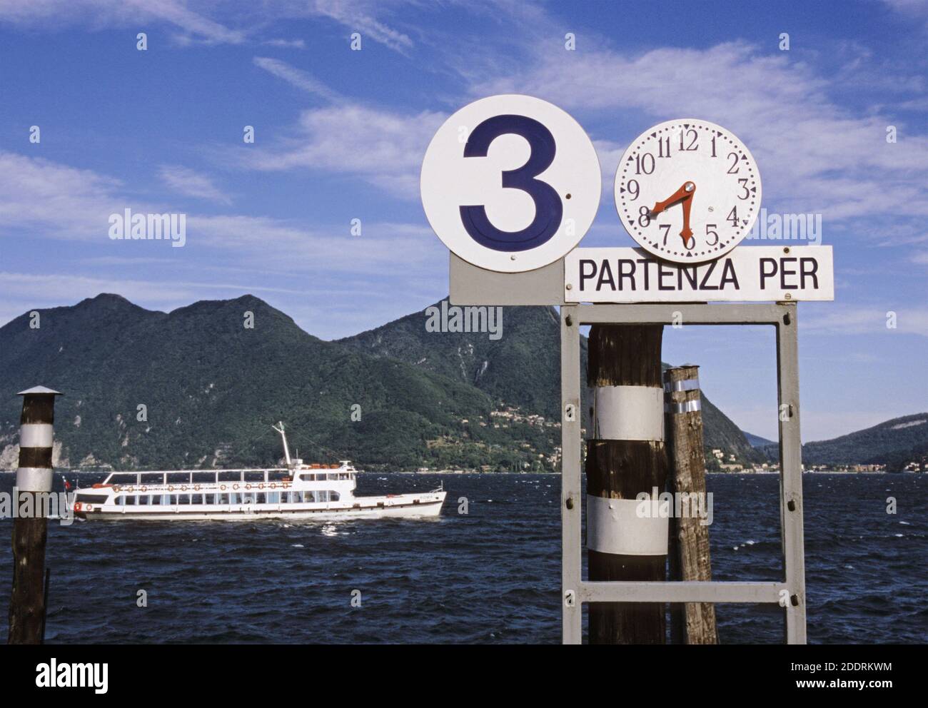 Abfahrtszeit Uhr an der Anlegestelle von Intra, Lago Maggiore Piemonte Italien Stockfoto