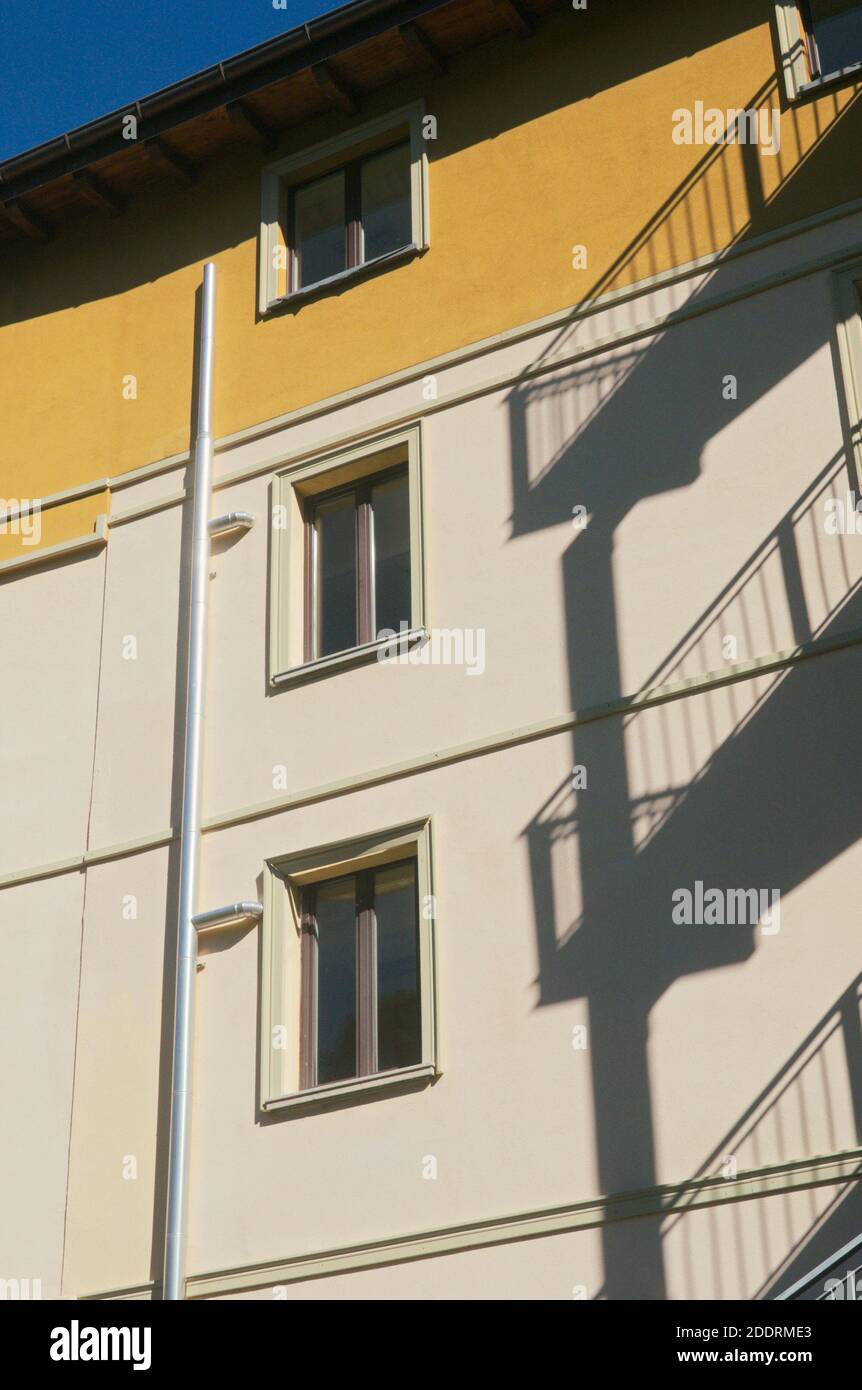 Silhouette der Außentreppe eines Wohnhauses Stockfoto