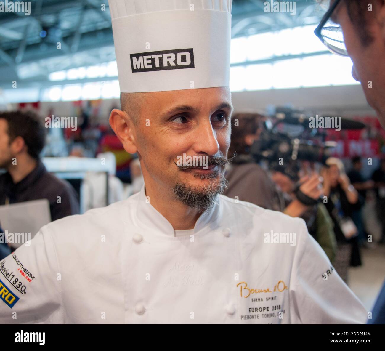 Turin, Italien, 06/11/2018 Enrico Crippa, Küchenchef des Restaurants Piazza Duomo in Alba (Piemont), während einer Pause von der Arbeit von Bocuse d'Or Europa, Stockfoto