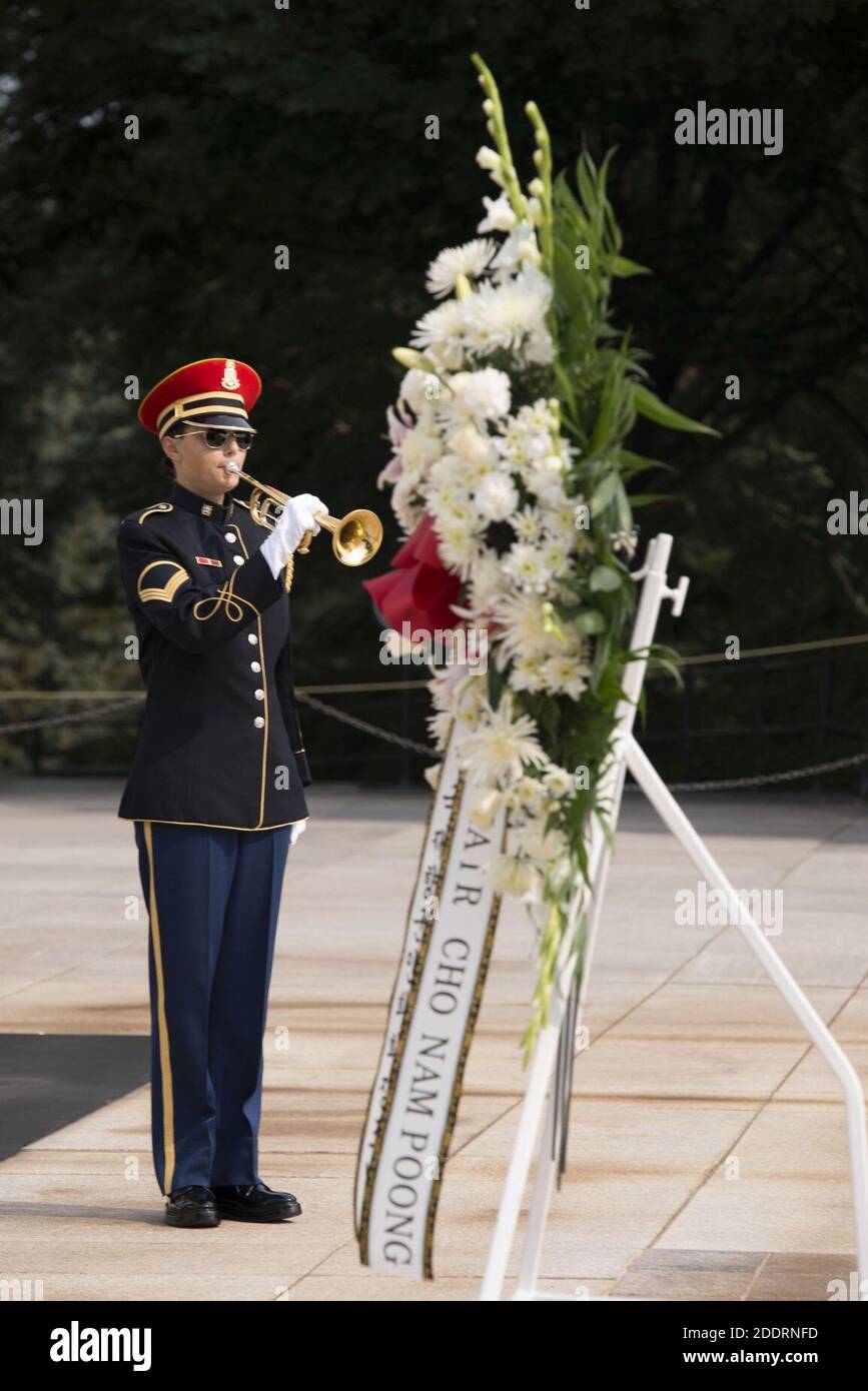 Der Vorsitzende der Korean Veterans Association legt einen Kranz am Grab des unbekannten Soldaten auf dem Nationalfriedhof von Arlington (20901103848). Stockfoto
