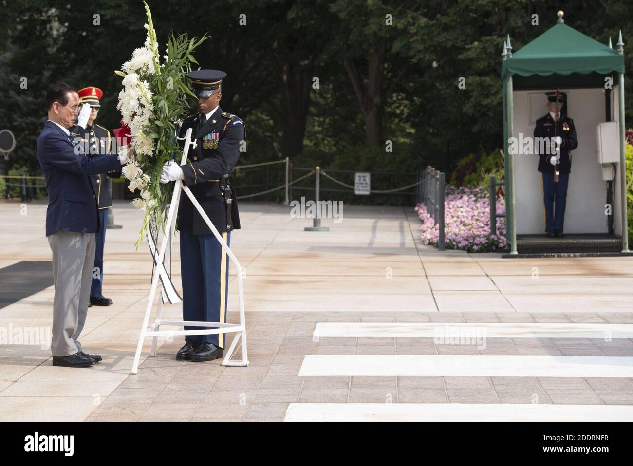 Der Vorsitzende der Korean Veterans Association legt einen Kranz am Grab des unbekannten Soldaten auf dem Nationalfriedhof von Arlington (21096684641). Stockfoto