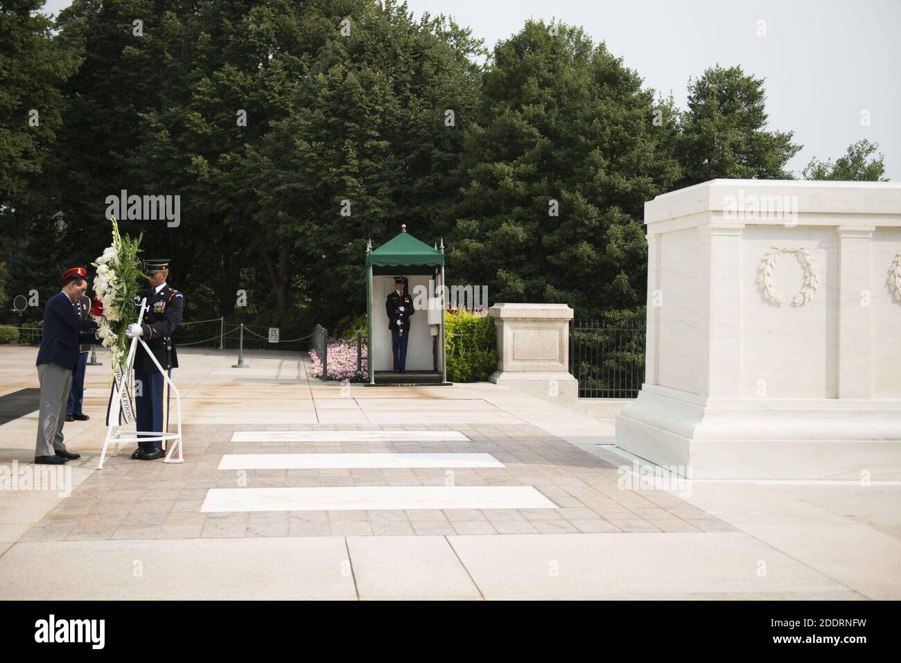 Der Vorsitzende der Korean Veterans Association legt einen Kranz am Grab des unbekannten Soldaten auf dem Nationalfriedhof von Arlington (20466397504). Stockfoto