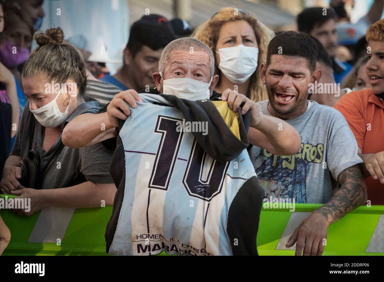 San Fernando, Argentinien. November 2020. Die Fans verabschiedeten sich von Diego Maradona vor der Leichenhalle, in die er nach seinem Tod nördlich von Buenos Aires gebracht wurde. Kredit: Julieta Ferrario/dpa/Alamy Live Nachrichten Stockfoto