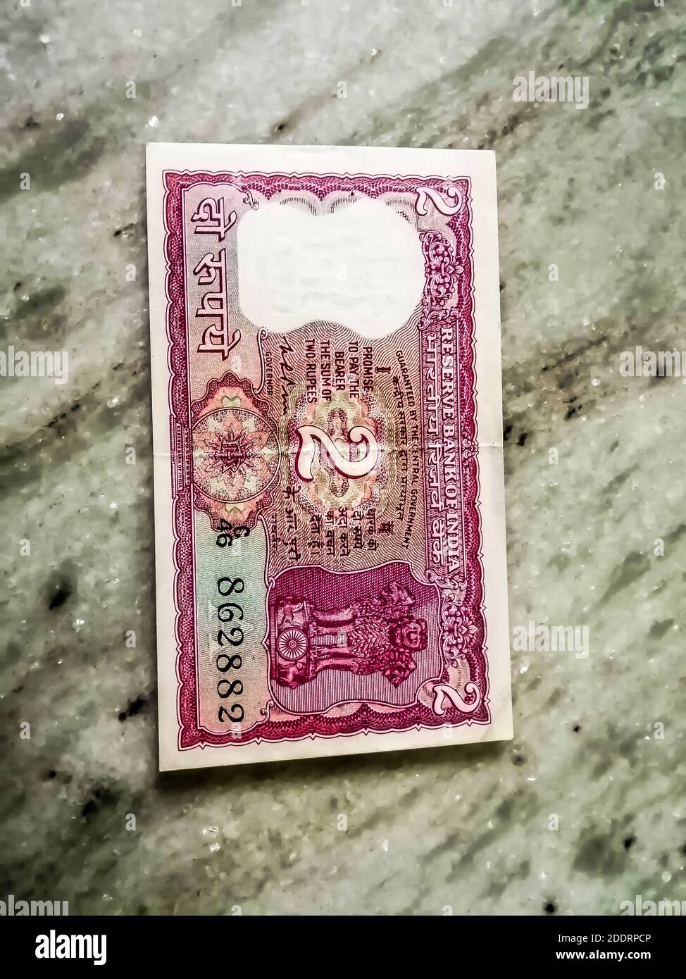 Indische alte zwei Rupien Geldnote. Die indische 2-Rupie-Note, die zweitkleinste indische Note. Es wurde 1943 eingeführt und aus dem Verkehr gezogen Stockfoto