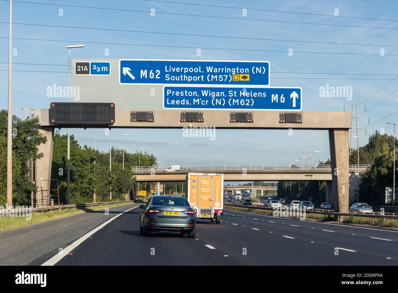 UK Autobahn, Schild zeigt den Weg zu einem 49 Warrington, Newton und M62 Liverpool, St Helens, Southport (M57) Stockfoto