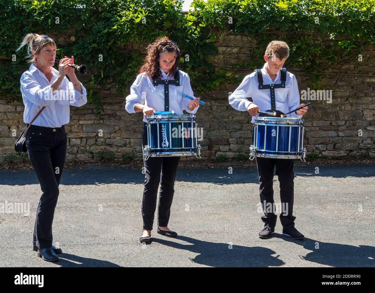Traditionelle bretonische Band, die am 15. August im Dorf Plovan in der Finisterre Bretagne im Nordwesten Frankreichs auftrat. Stockfoto