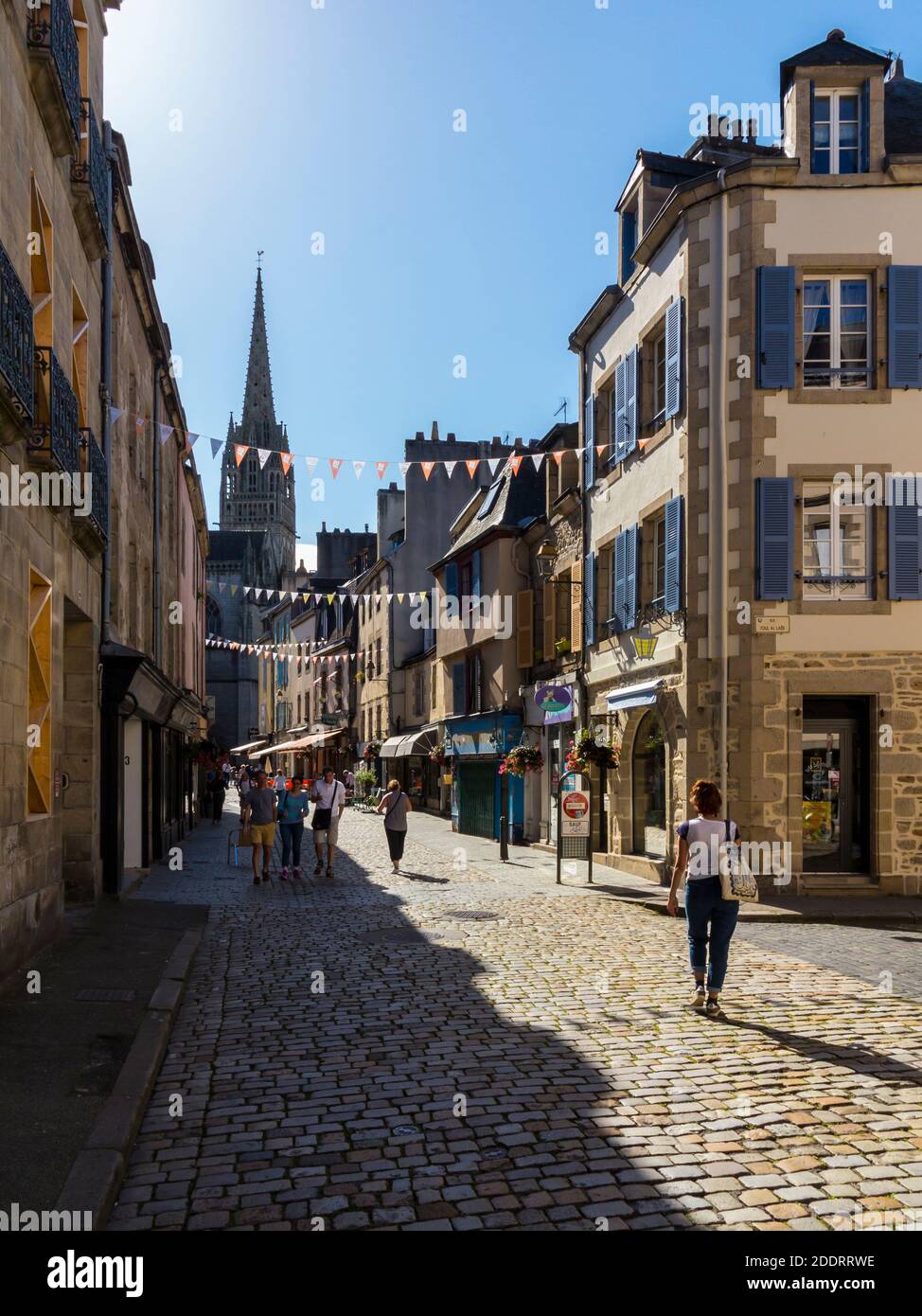 Historische Straße in der Altstadt in der Nähe der Kathedrale St. Corentin in Quimper, der Hauptstadt von Finisterre in der Bretagne im Nordwesten Frankreichs. Stockfoto