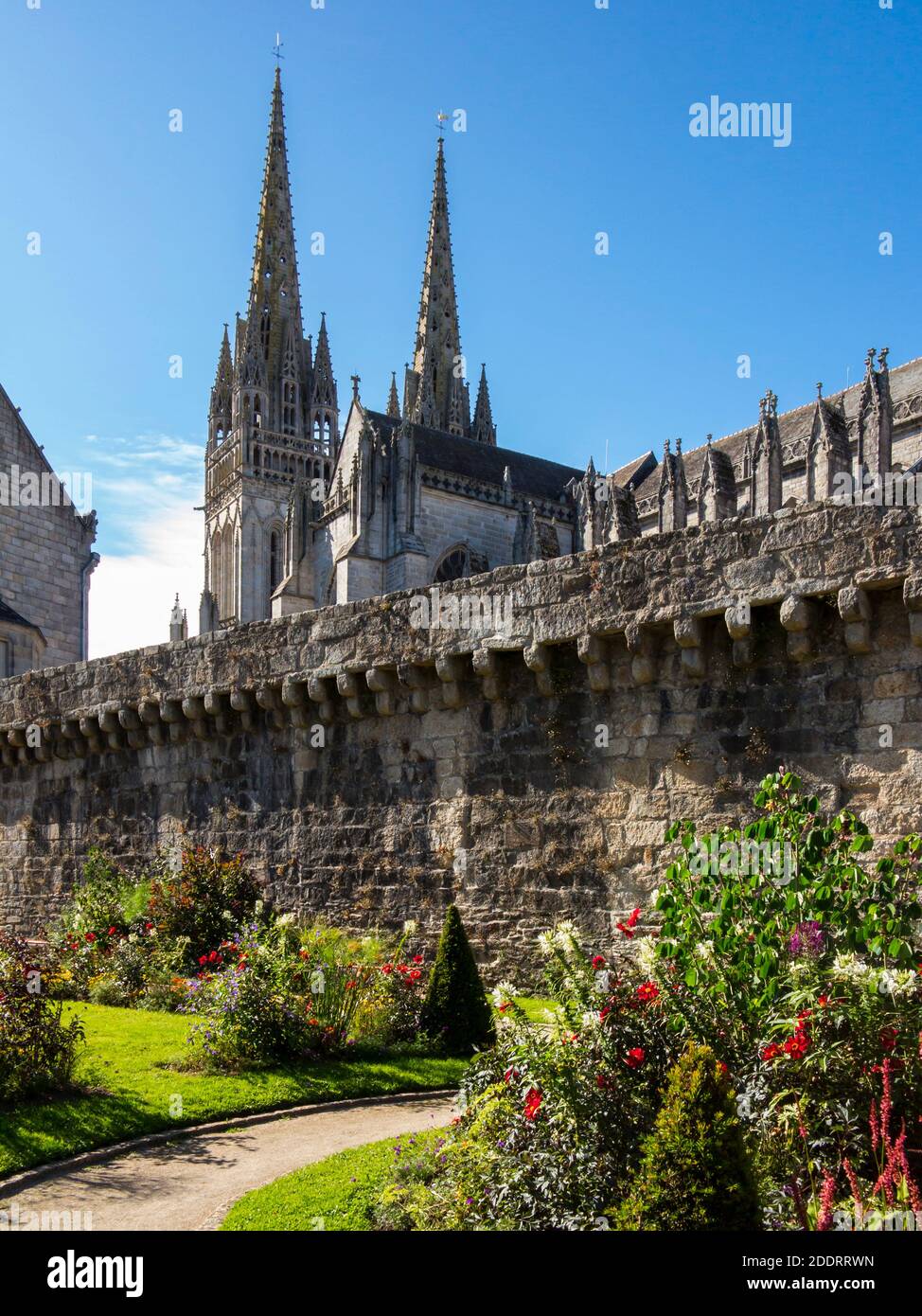 Historische Mauer und Garten in der Altstadt in der Nähe der Kathedrale St. Corentin in Quimper, der Hauptstadt von Finisterre in der Bretagne im Nordwesten Frankreichs. Stockfoto