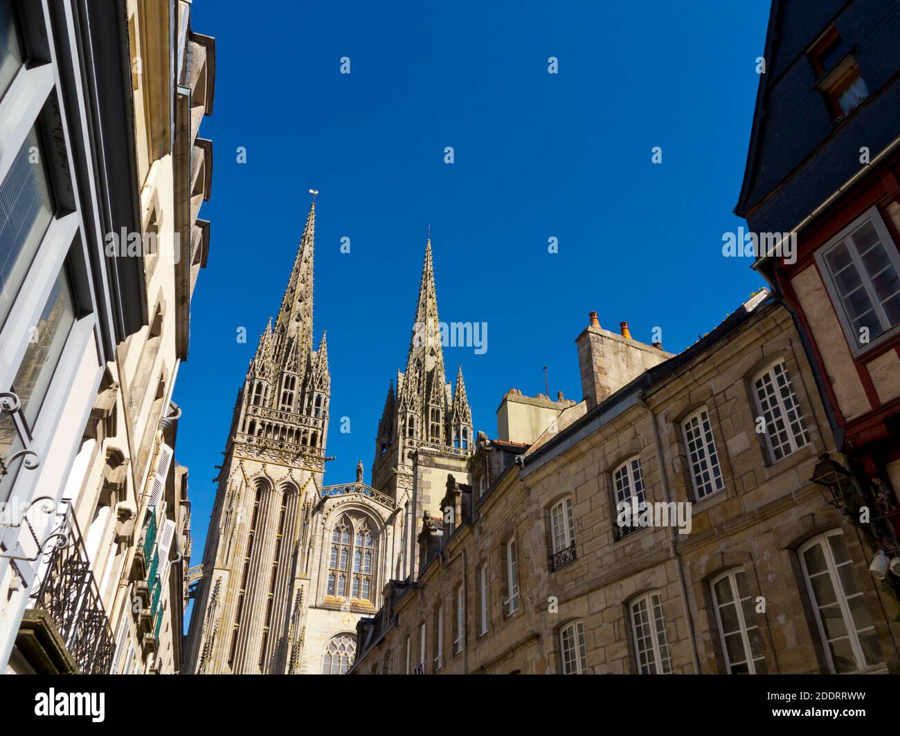 Historische Gebäude in der Altstadt in der Nähe der Kathedrale St. Corentin in Quimper, der Hauptstadt von Finisterre in der Bretagne im Nordwesten Frankreichs. Stockfoto