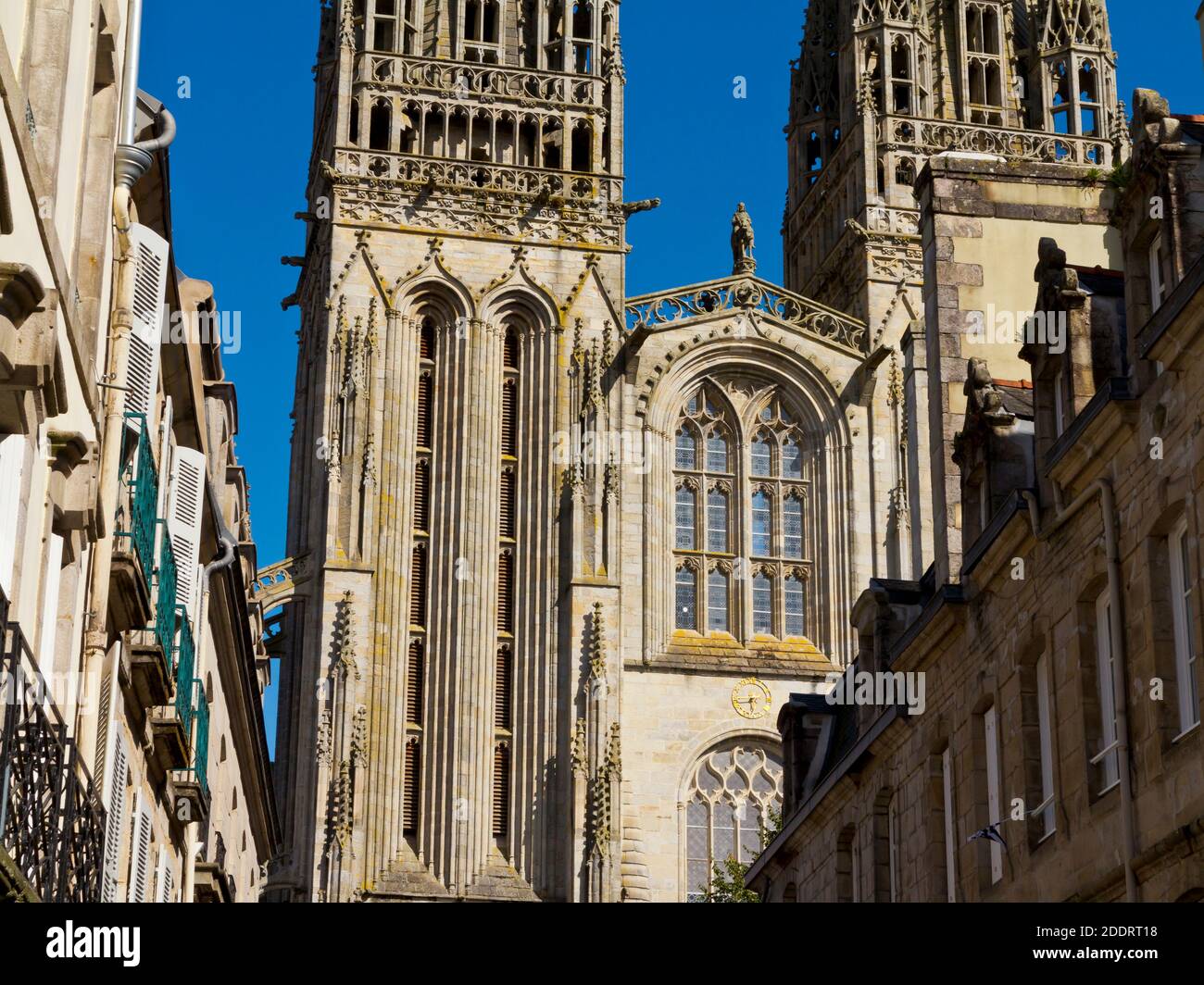 Historische Gebäude in der Altstadt in der Nähe der Kathedrale St. Corentin in Quimper, der Hauptstadt von Finisterre in der Bretagne im Nordwesten Frankreichs. Stockfoto