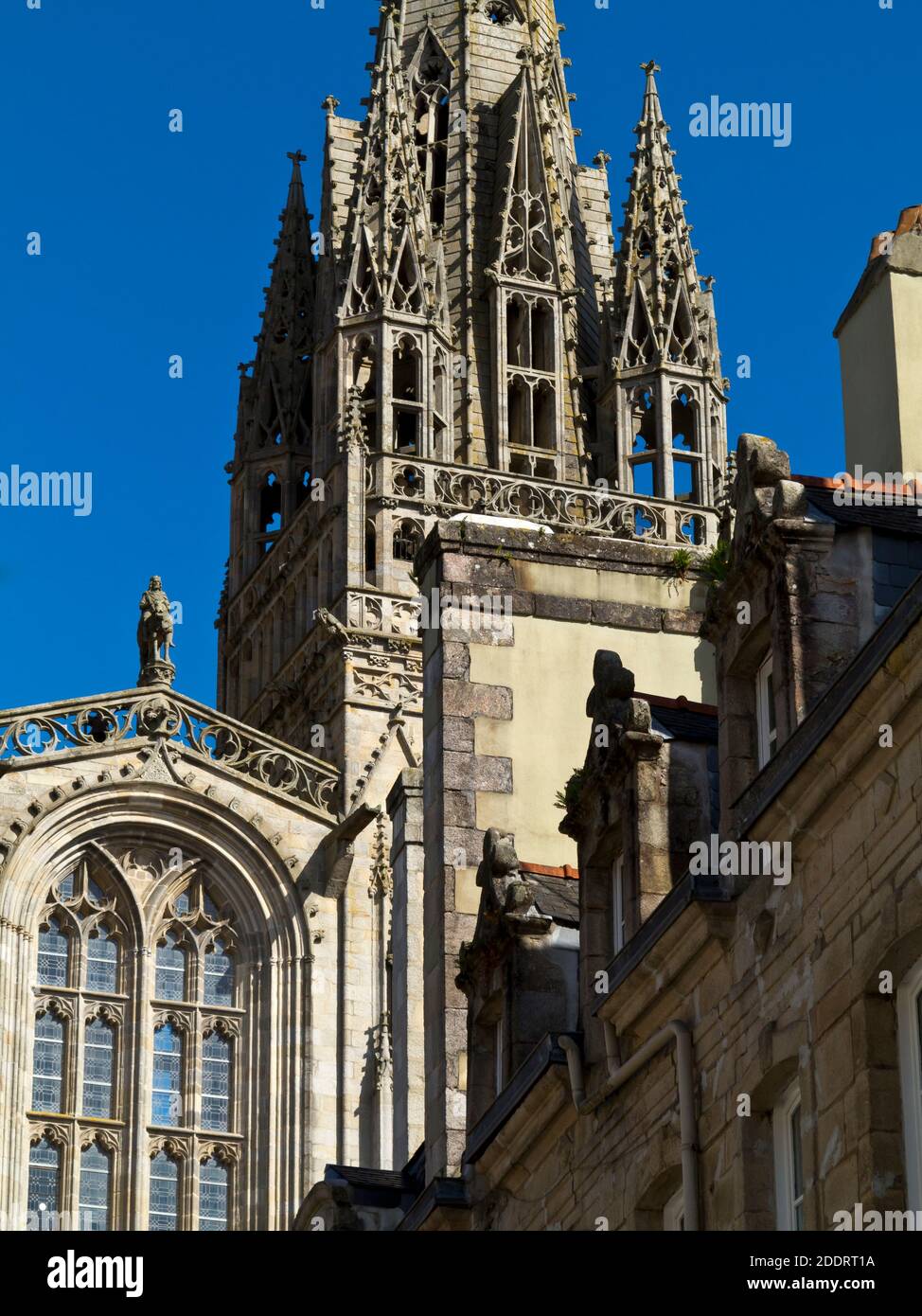 Historische Gebäude in der Altstadt in der Nähe der Kathedrale St. Corentin in Quimper, der Hauptstadt von Finisterre in der Bretagne im Nordwesten Frankreichs. Stockfoto