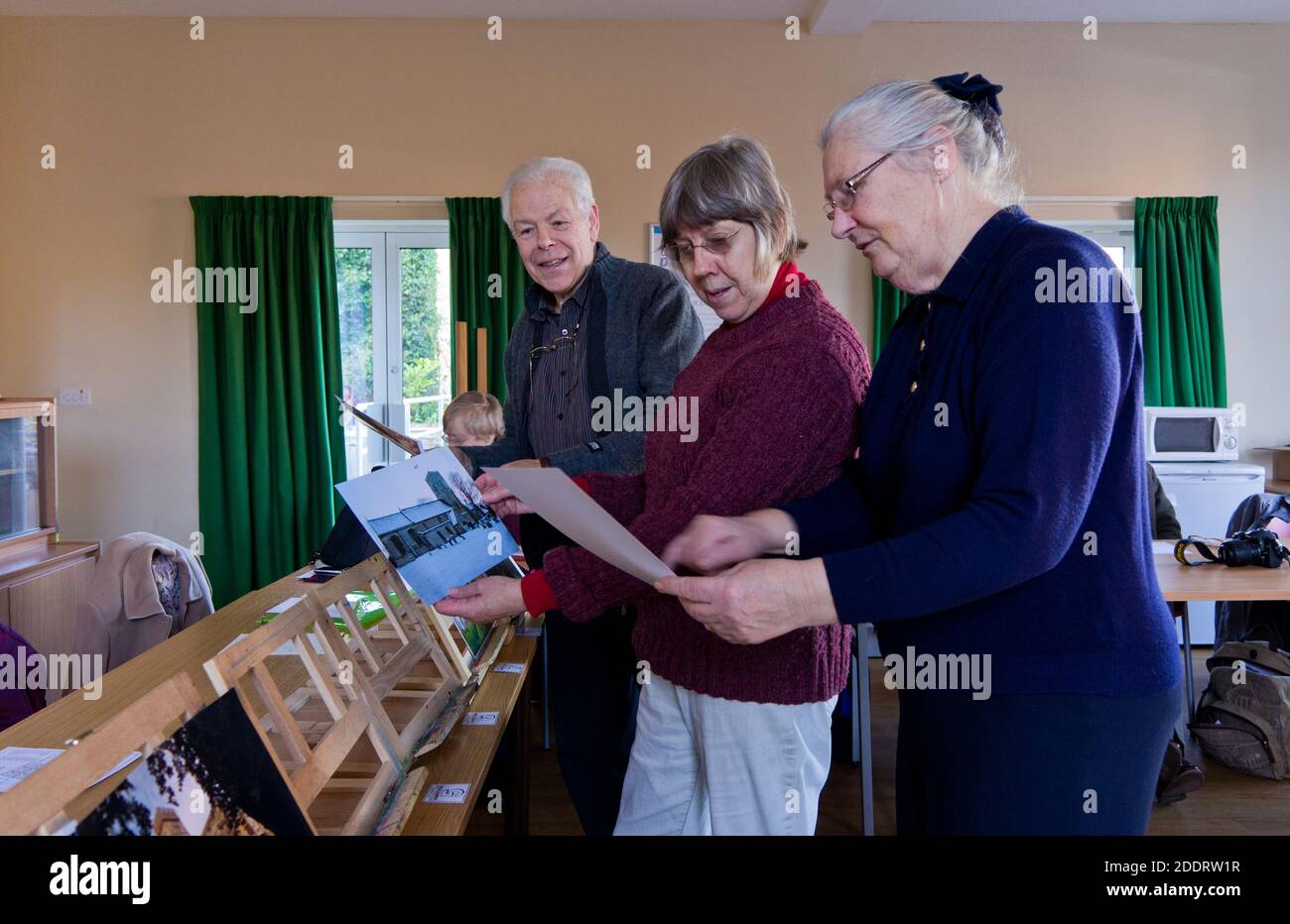 Mitglieder eines Kameraklubs nur für Senioren sehen Fotoabzüge, die an einem Club-Wettbewerb in Northampton, Großbritannien, teilgenommen haben Stockfoto