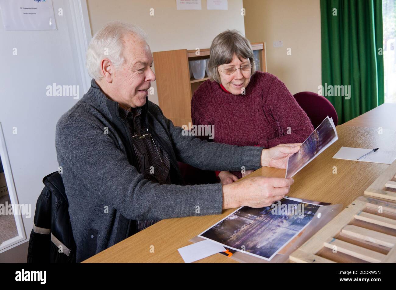 Mitglieder eines Kameraklubs nur für Senioren sehen Fotoabzüge, die an einem Club-Wettbewerb in Northampton, Großbritannien, teilgenommen haben Stockfoto