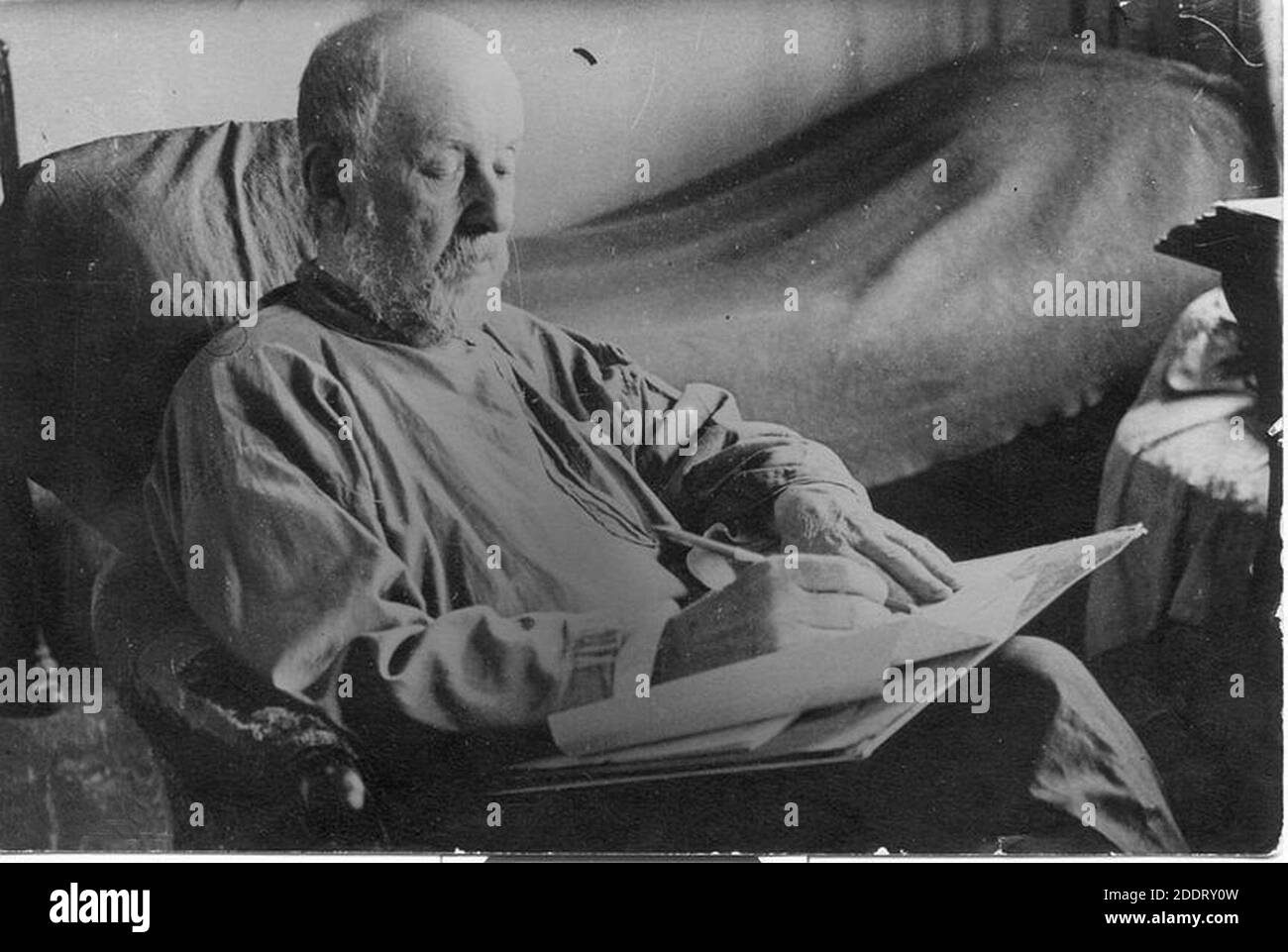 Konstantin Tsiolkowski in seinem Arbeitszimmer (von Feodosij Tschmil) 1932. Stockfoto