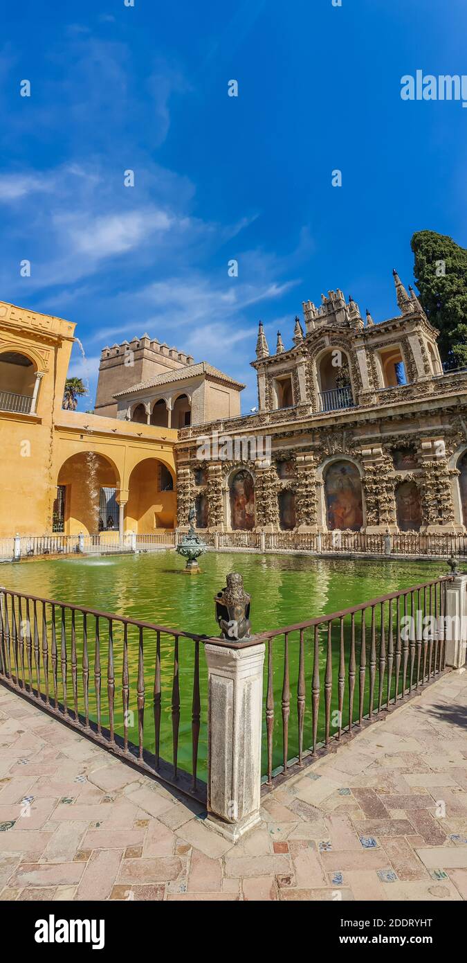 Gärten mit Brunnen im historischen Reales Alcazares in Sevilla in Andalusien, Spanien, vertikal Stockfoto