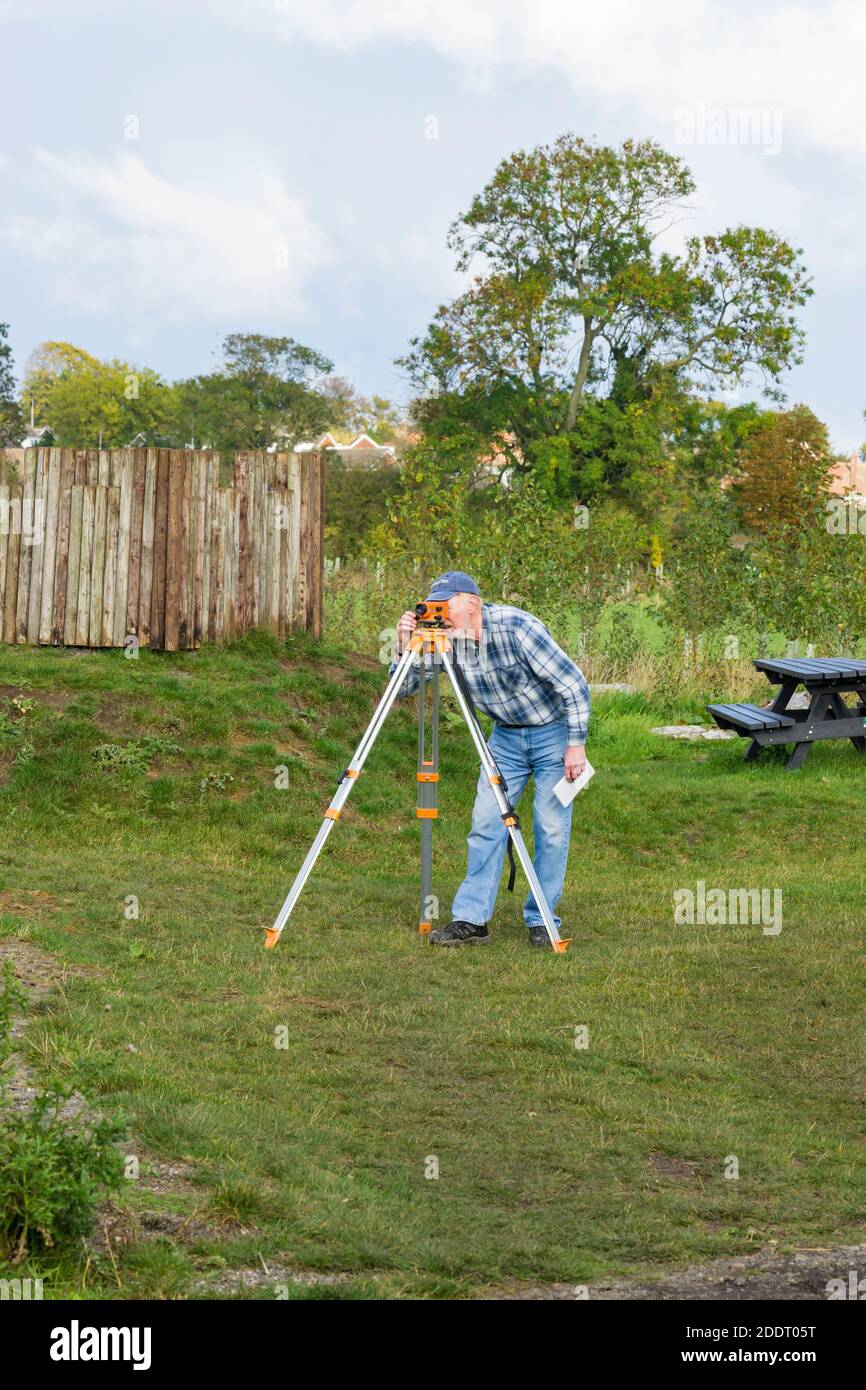 Betrieb Theodolit, um korrekte Niveaus zu erhalten Stockfoto