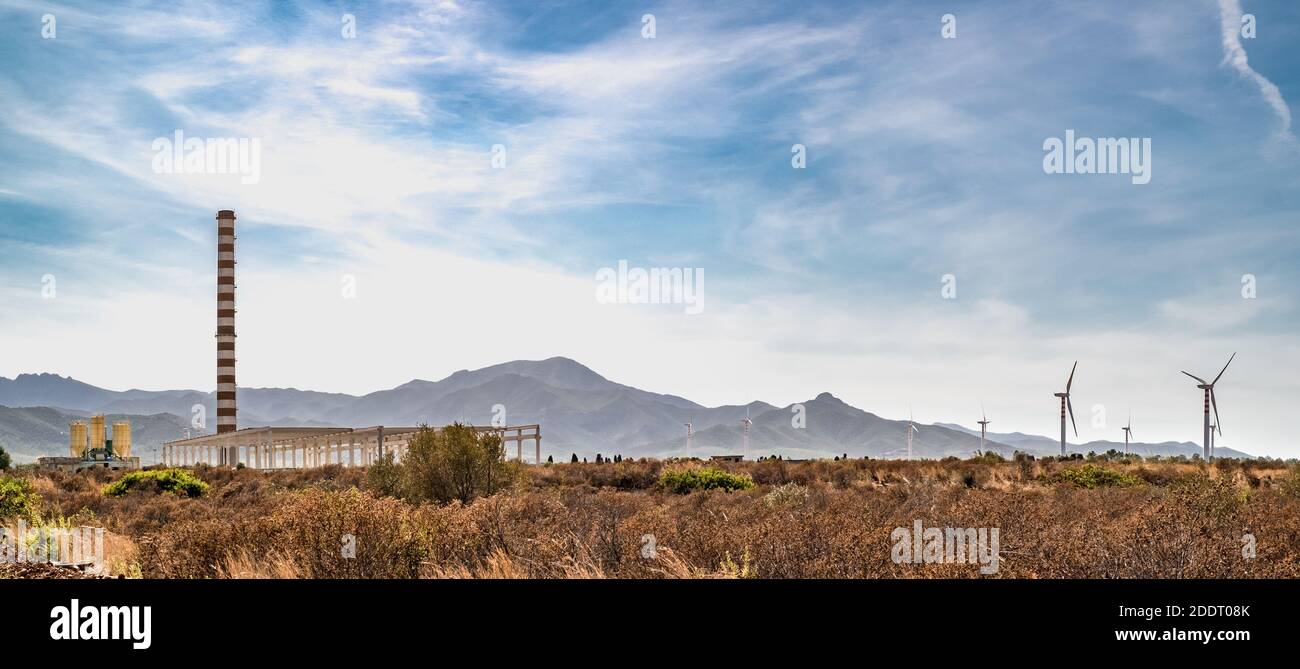 Riesige unfertige Industrieanlage und Windpark in der Nähe von Cagliari, Sardinien, Italien. Stockfoto