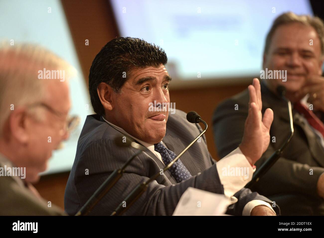 Der legendäre argentinische Fußballspieler Diego Armando Maradona, einer der größten Fußballspieler aller Zeiten, während einer Pressekonferenz in Mailand. Stockfoto