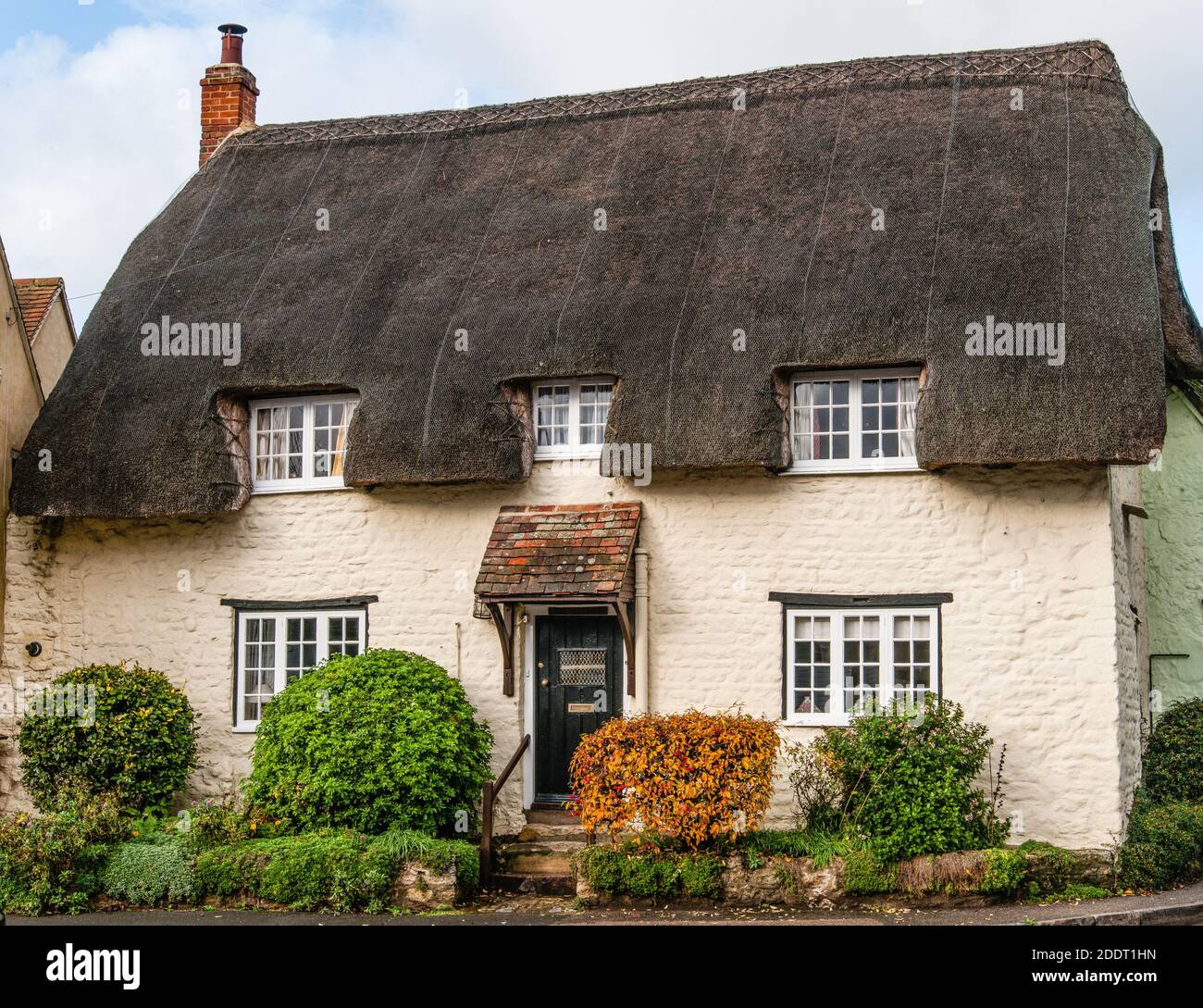 Reetgedeckte Hütte im Dorf Long Crendon, Buckinghamshire, England. Stockfoto