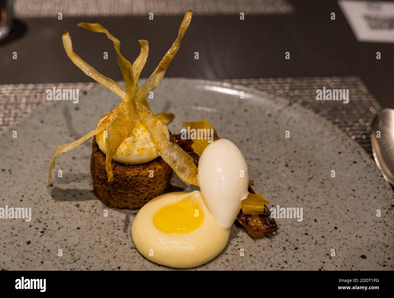 Michelin-Sterne-Speiseteller: Ingwer und Pastinake mit Mascarpone-Eis Stockfoto