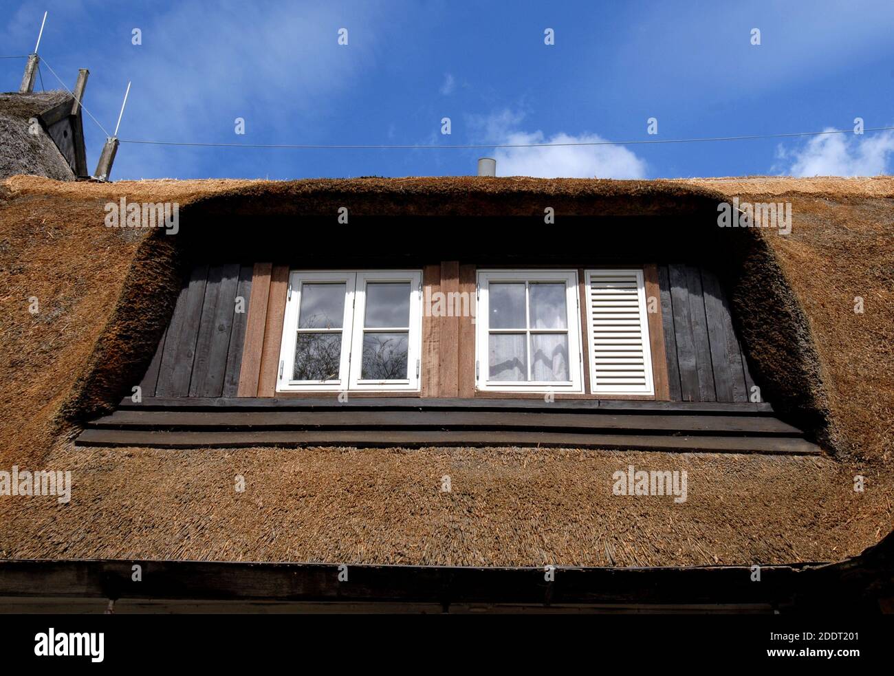 Traditionelles baltisches Haus mit gedecktem Dach, in Deutschland. Stockfoto