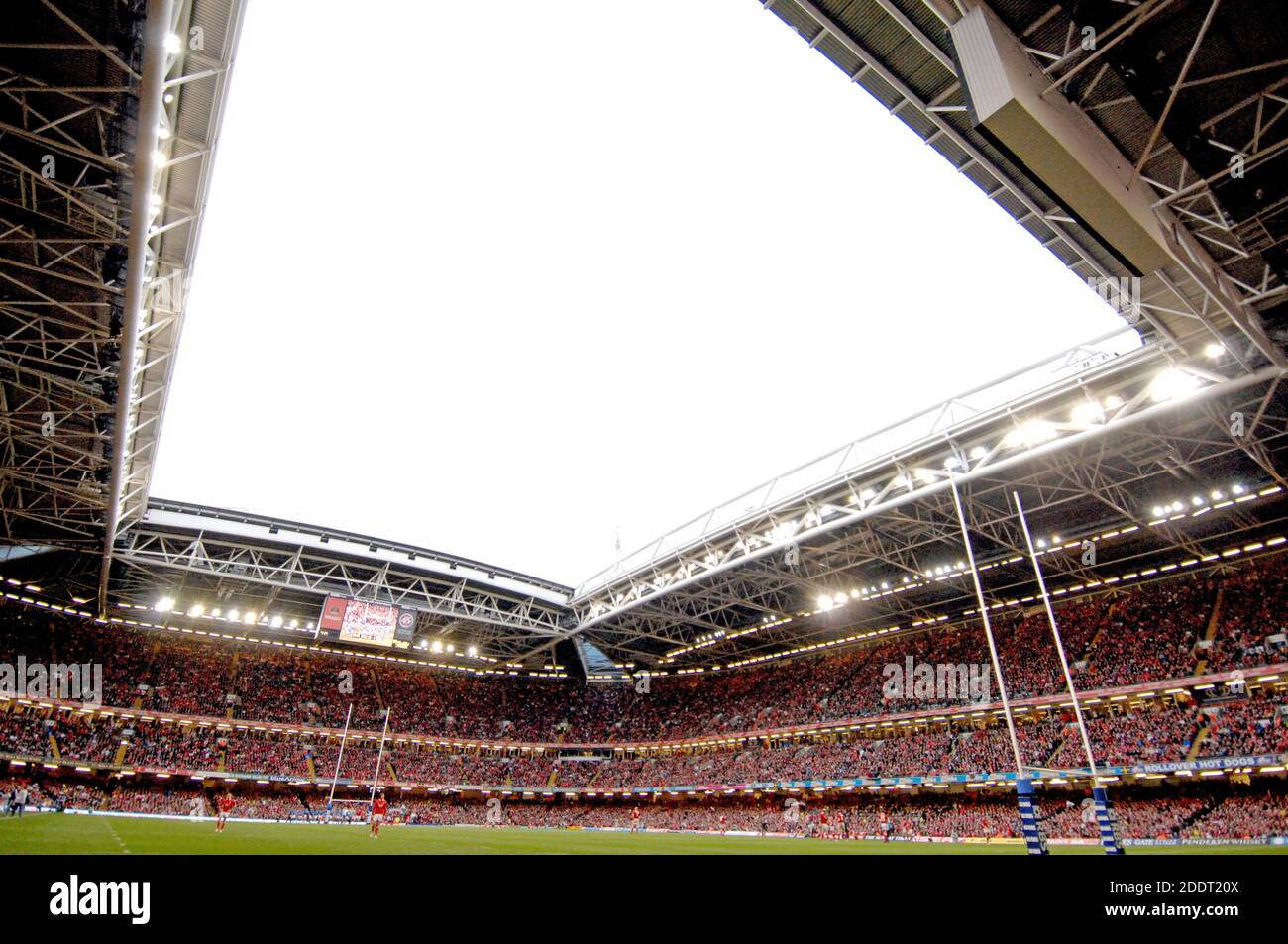 Rugby-Fans treffen sich im Millennium Stadion zum Six Nations Rugby Spiel Wales gegen Italien, in Cardiff, Wales. Stockfoto