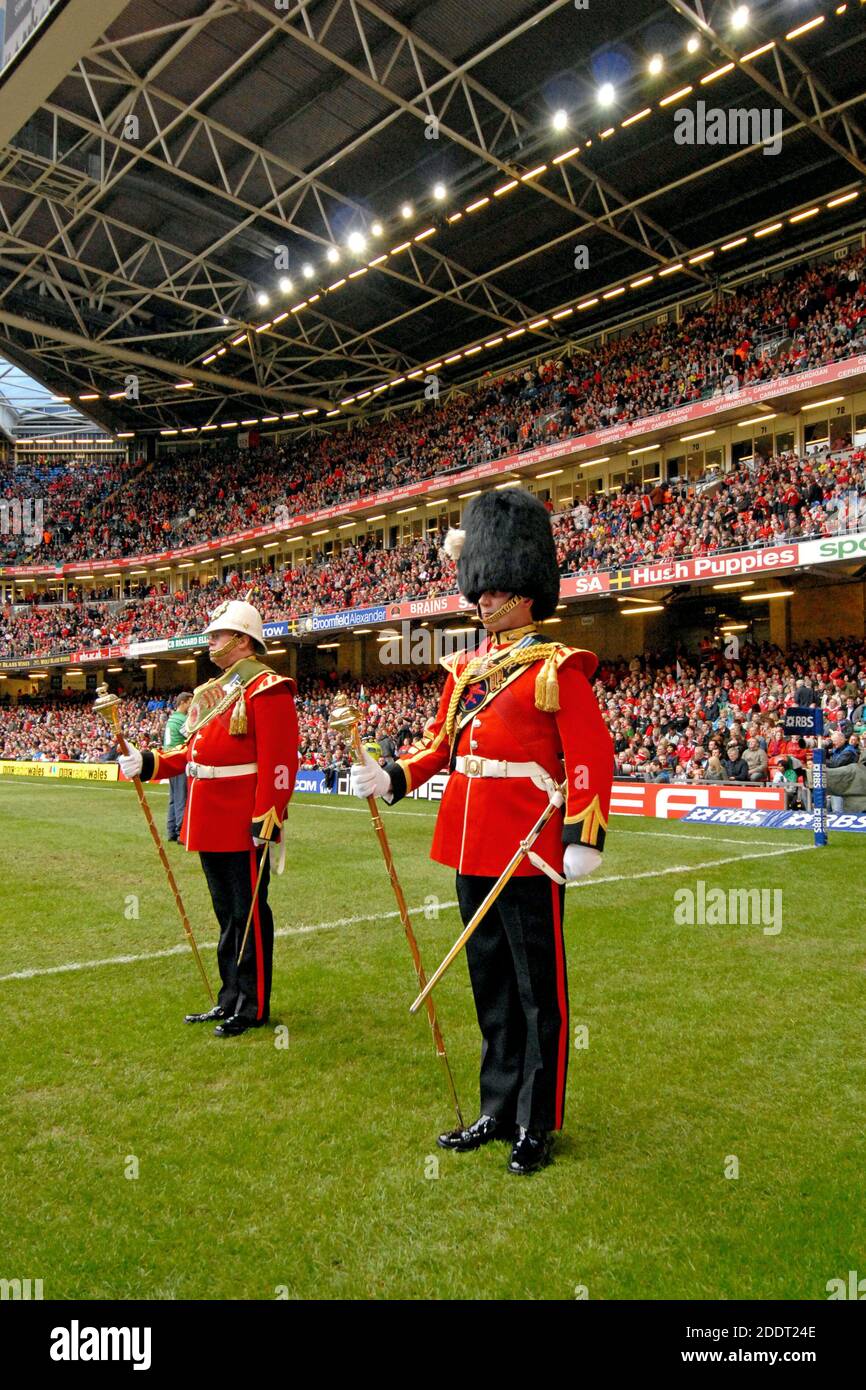 Königliche Wachen im Millennium-Stadion für das Six Nations Rugby-Spiel Wales gegen Italien, in Cardiff, Wales. Stockfoto