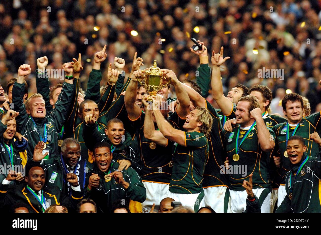 Südafrikas Rugby-Spieler, die den Web Ellis Cup veranstalten, um den Sieg der Rugby-Weltmeisterschaft von Frankreich 2007 im Bundesstaat Frankreich in Paris zu feiern. Stockfoto