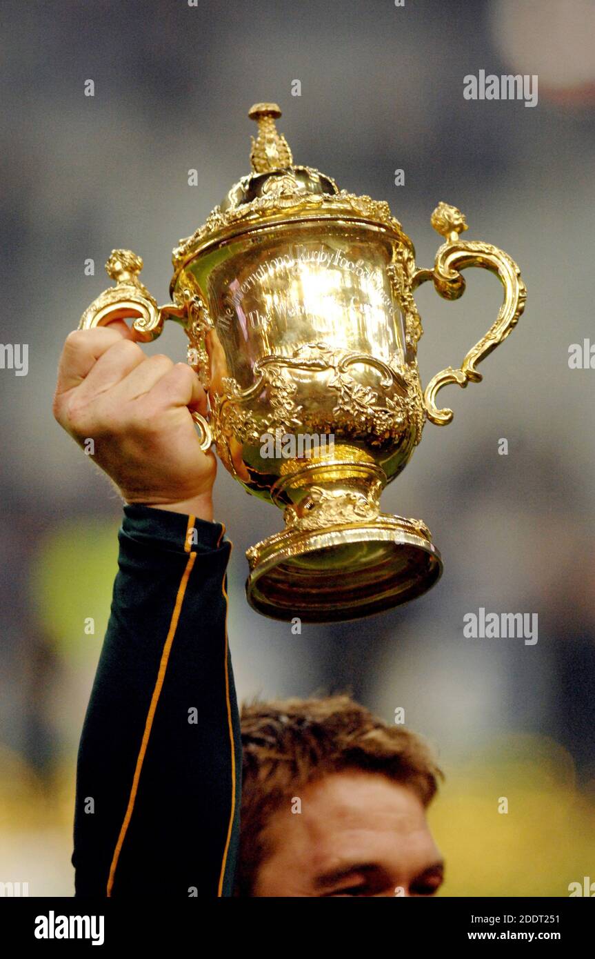 Südafrikas Rugby-Spieler, die den Web Ellis Cup veranstalten, um den Sieg der Rugby-Weltmeisterschaft von Frankreich 2007 im Bundesstaat Frankreich in Paris zu feiern. Stockfoto