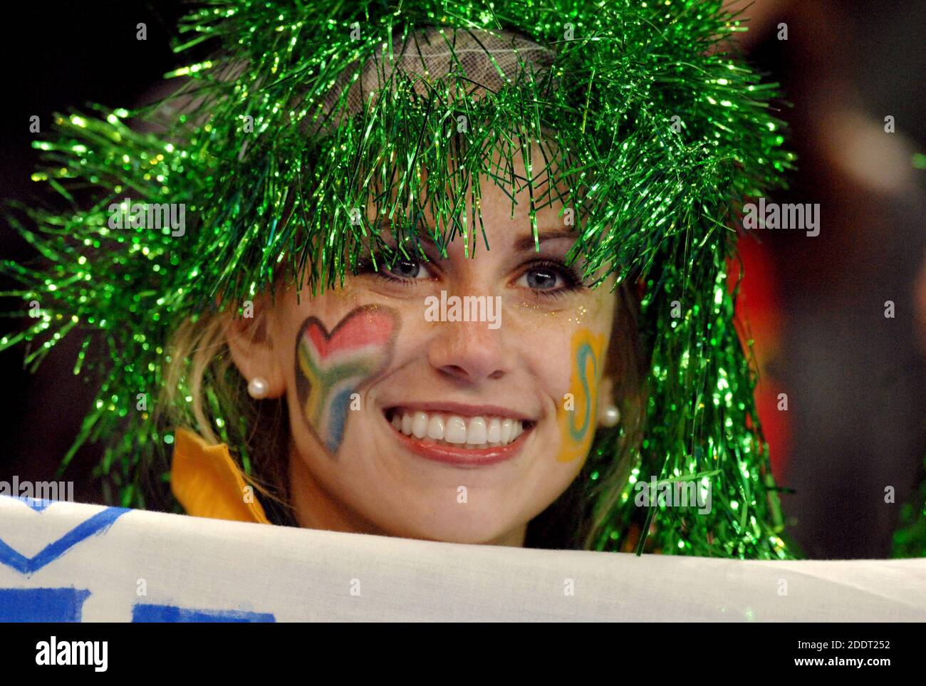 Südafrikanisches Unterstützermädchen jubelte während des Finalspiels England gegen Südafrika, der Rugby-Weltmeisterschaft Frankreich 2007, in Paris. Stockfoto