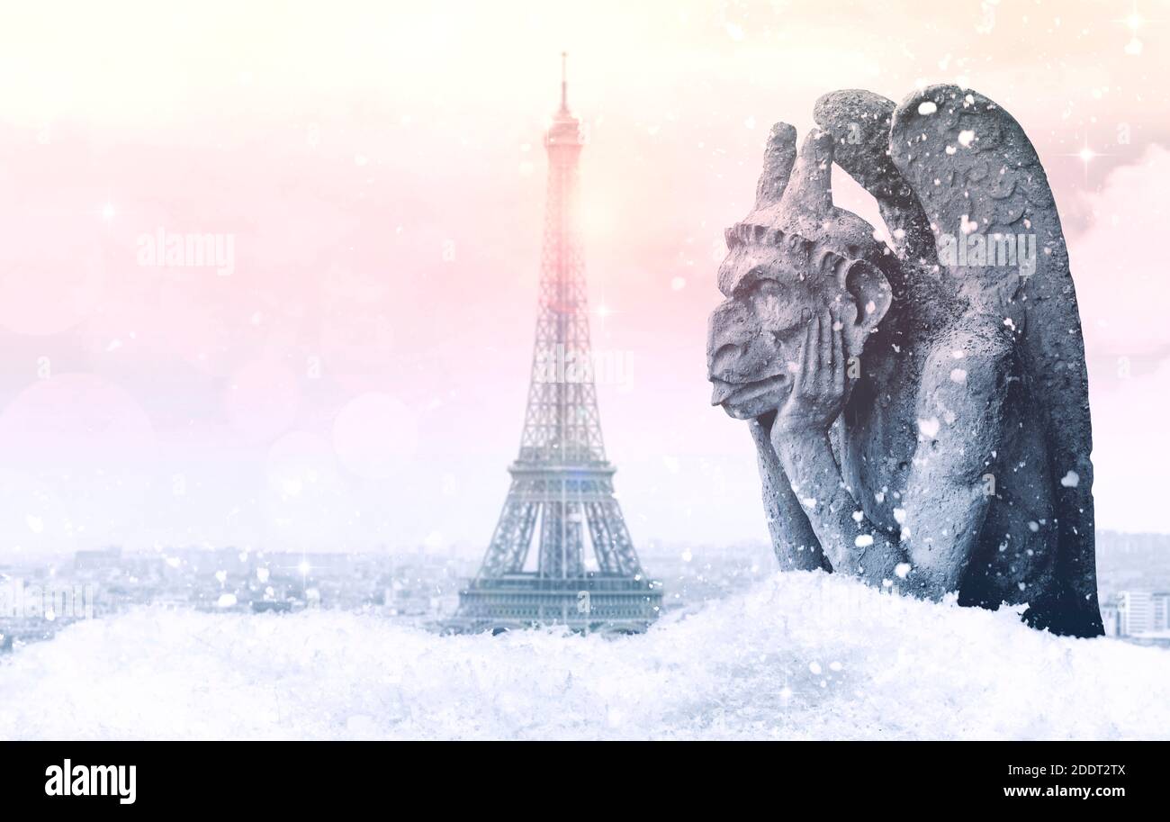 Weihnachten und Neujahr in Paris, verschneite Tage, Blick auf Paris mit Eiffelturm und Gargoyle oder Chimera der Notre Dame Kathedrale im Winter Morgen Stockfoto