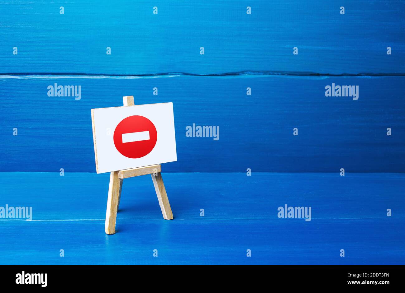 Staffelei ohne Eintrittssymbol. Restriktive Maßnahmen und Sperrung Quarantäne, eingeschränkter Bereich. Falsche Entscheidung, schlechte Wahl. Unzulässigkeit und Inakzeptanz Stockfoto