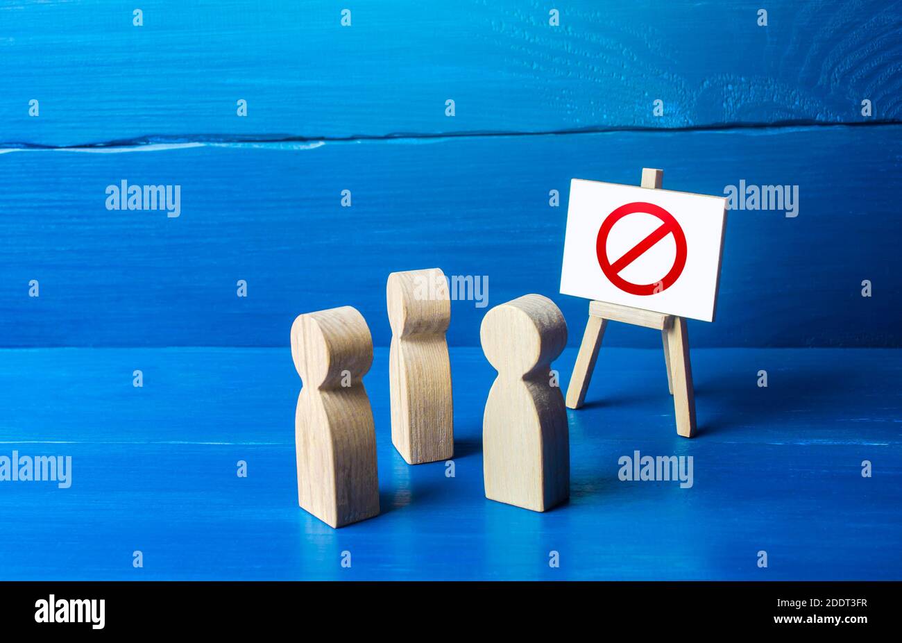 Eine Gruppe von Menschen Figuren Blick auf eine Staffelei mit einem roten Verbotssymbol NEIN Ausdruck von Protest und Meinungsverschiedenheiten. Unzugänglichkeit und Abwesenheit. Stockfoto