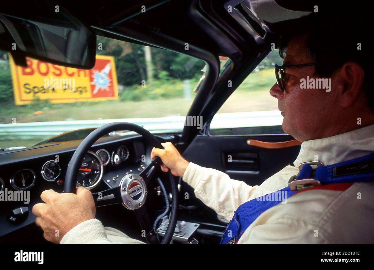 Ford GT40 MKII Gewinner des 1966-Stunden-Rennens von Le Mans 24. Historischer Rennfahrer am Steuer. Stockfoto