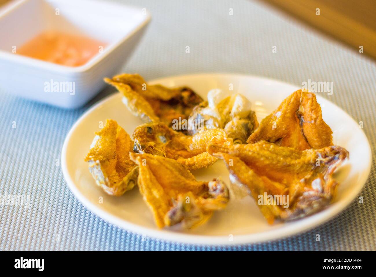 Knuspriger, frittierter und fettgebratener getrockneter Fisch in einem Hotelrestaurant in Bicol, Philippinen Stockfoto