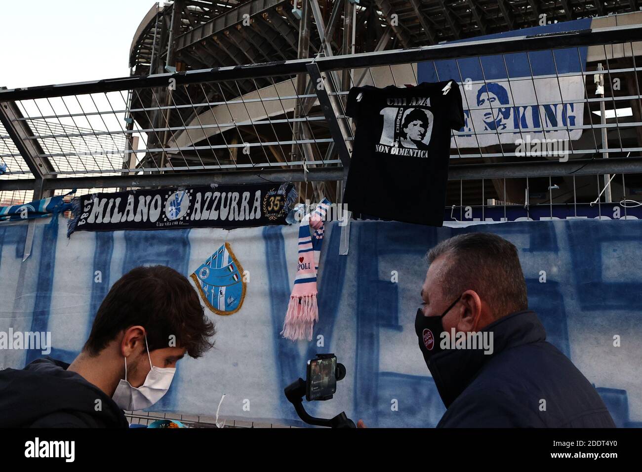 Vor dem Fußballspiel der UEFA Europa League zwischen SSC Napoli und Rijeka im Stadion San Paolo in Neapel (Italien) am 26. November 2020 trauern Menschen um den Tod von Diego Armando vor dem Stadion. Diego Armando Maradona, der gestern am 25. November verstorben ist, spielte mit SSC Napoli von 1984 bis 1991 und gewann zwei italienische Meisterschaften, einen italienischen supercup und einen UEFA-Cup. Foto Cesare Purini / Insidefoto Stockfoto