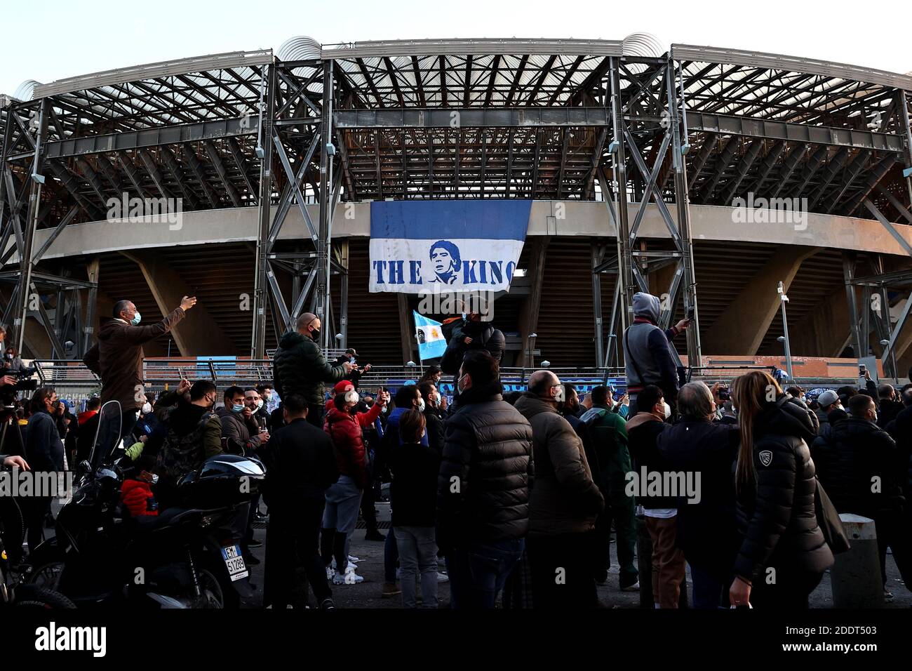 Vor dem Fußballspiel der UEFA Europa League zwischen SSC Napoli und Rijeka im Stadion San Paolo in Neapel (Italien) am 26. November 2020 trauern Menschen um den Tod von Diego Armando vor dem Stadion. Diego Armando Maradona, der gestern am 25. November verstorben ist, spielte mit SSC Napoli von 1984 bis 1991 und gewann zwei italienische Meisterschaften, einen italienischen supercup und einen UEFA-Cup. Foto Cesare Purini / Insidefoto Stockfoto