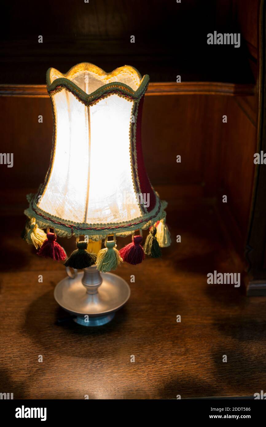 Glühende Vintage Tischlampe mit Lampenschirm. Westeuropa. Anfang des 20.  Jahrhunderts Stockfotografie - Alamy