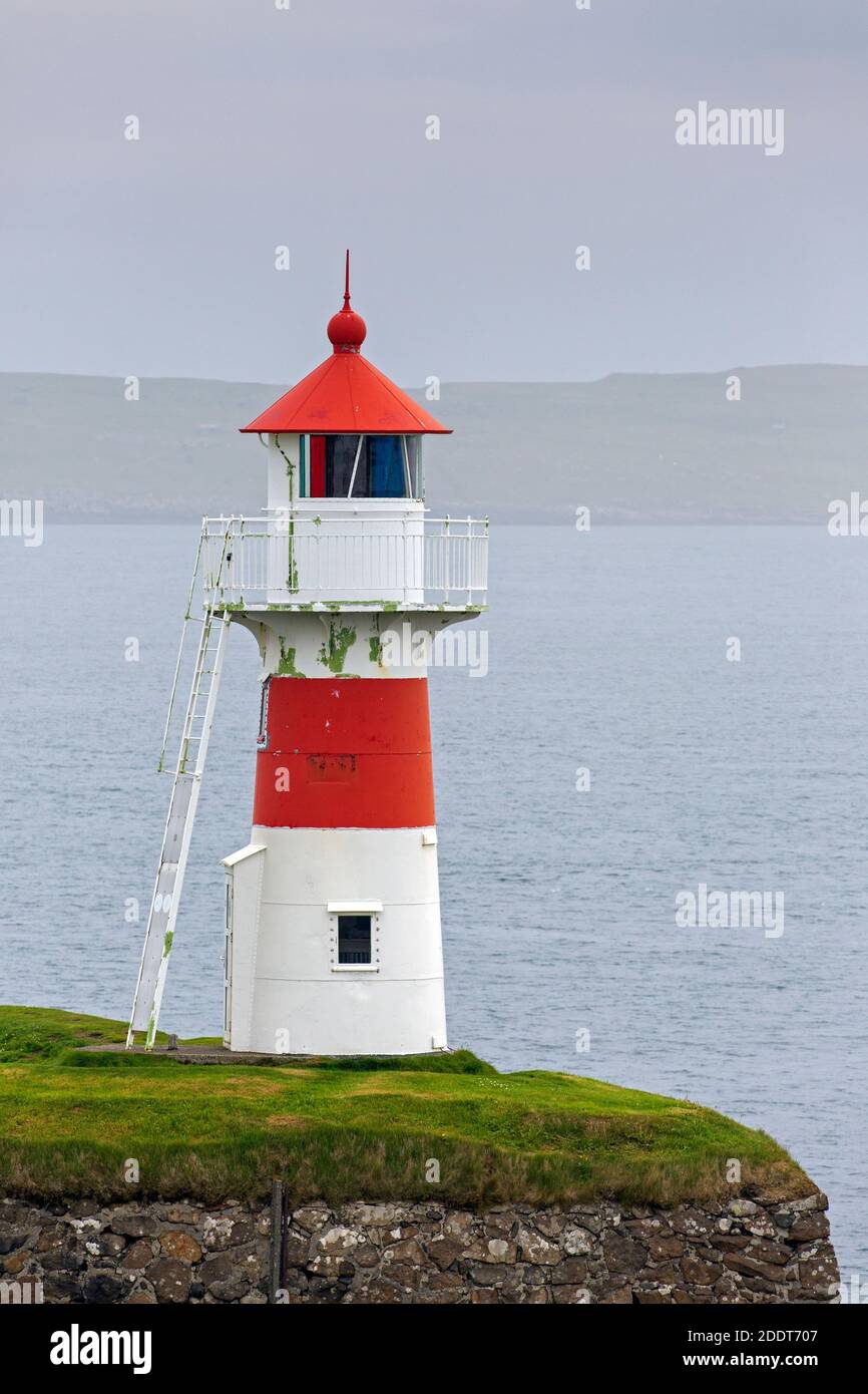 Skansin Leuchtturm an der historischen Festung neben dem Hafen von Tórshavn, Färöer Inseln Stockfoto